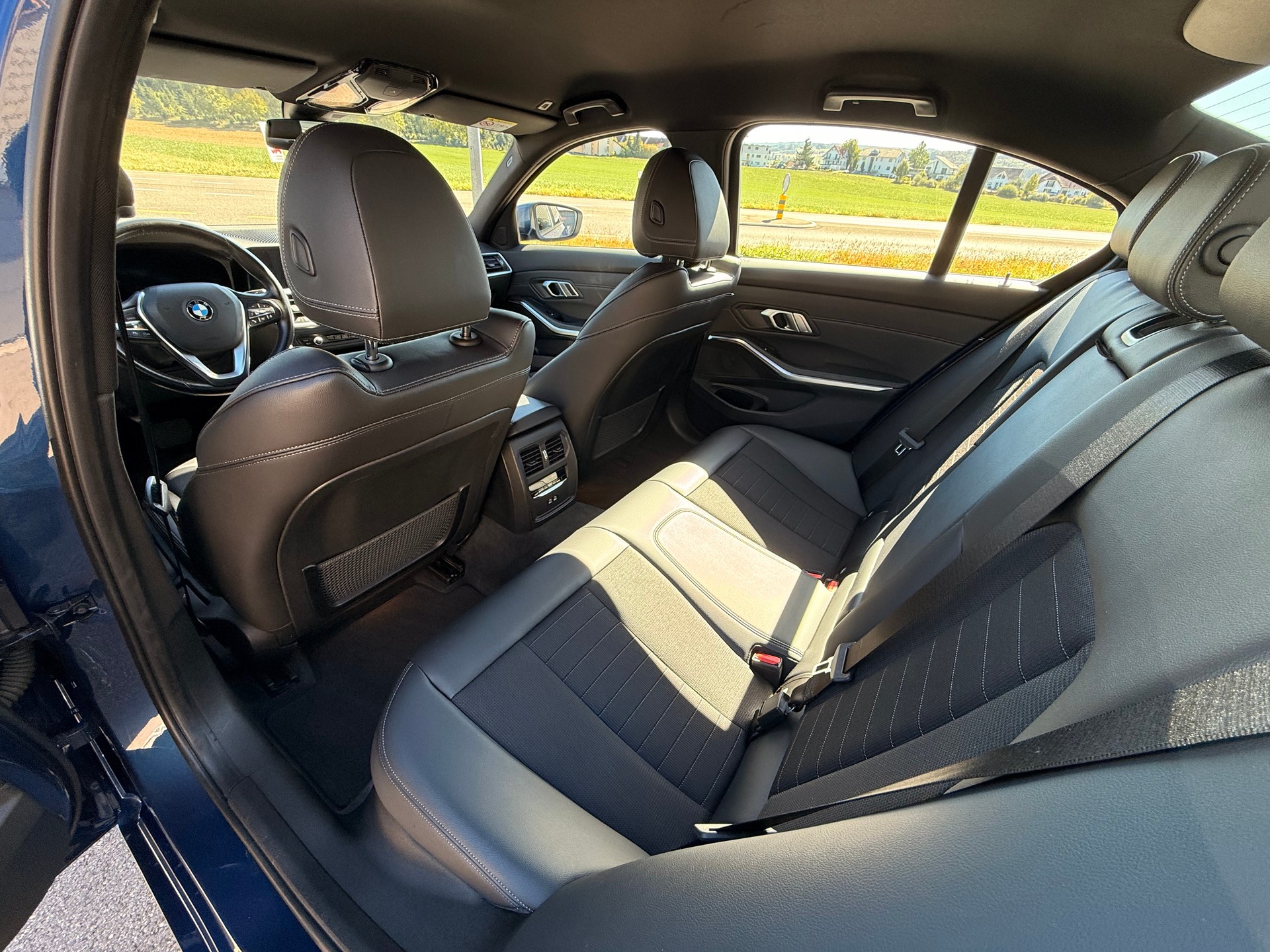 BMW 320d xDrive 48V Steptronic-image-5