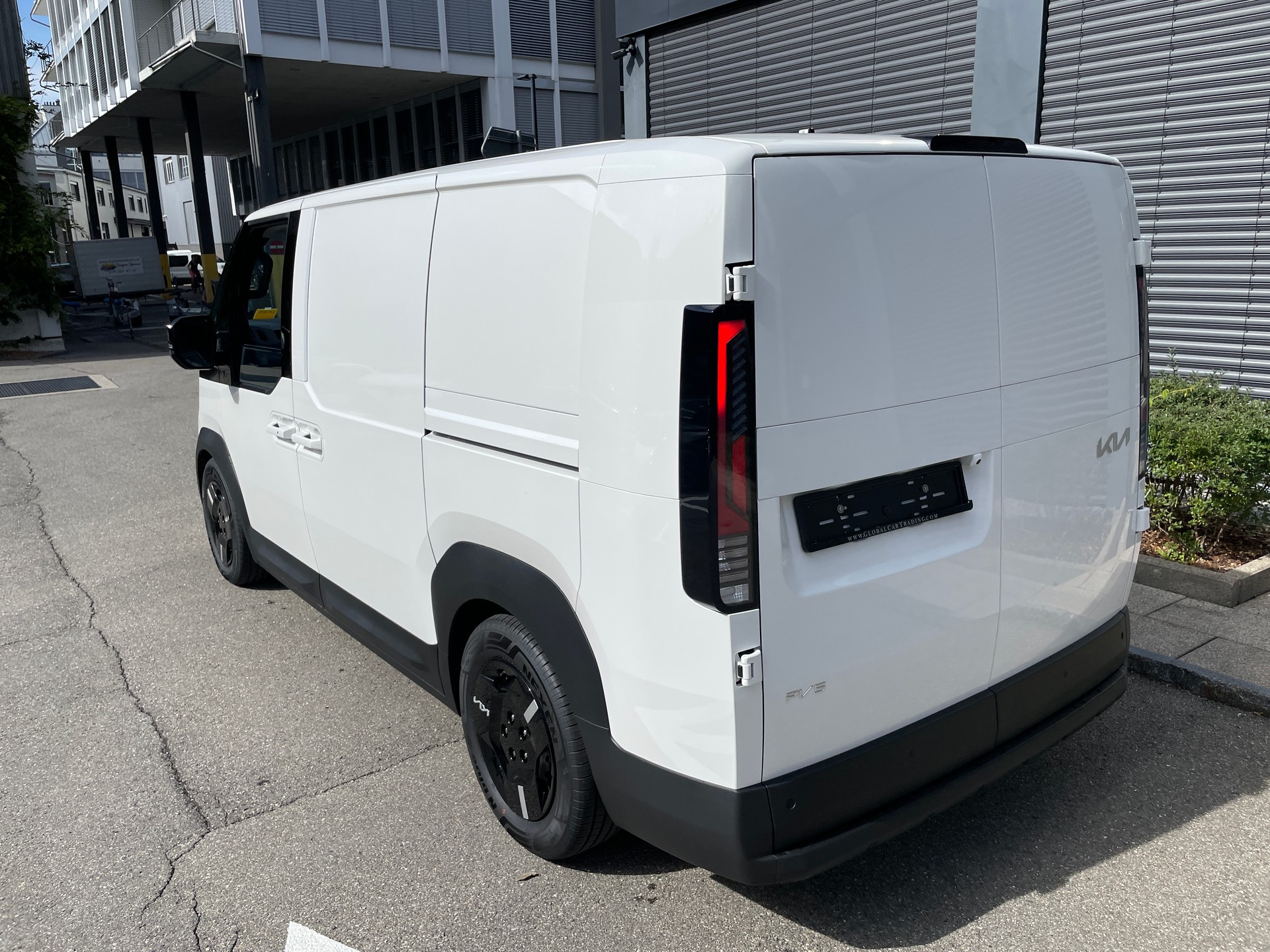 KIA PV5 Cargo 71.2 kWh Plus L2H1 mit 2-Schiebetüren und Wärmepumpe-image-5