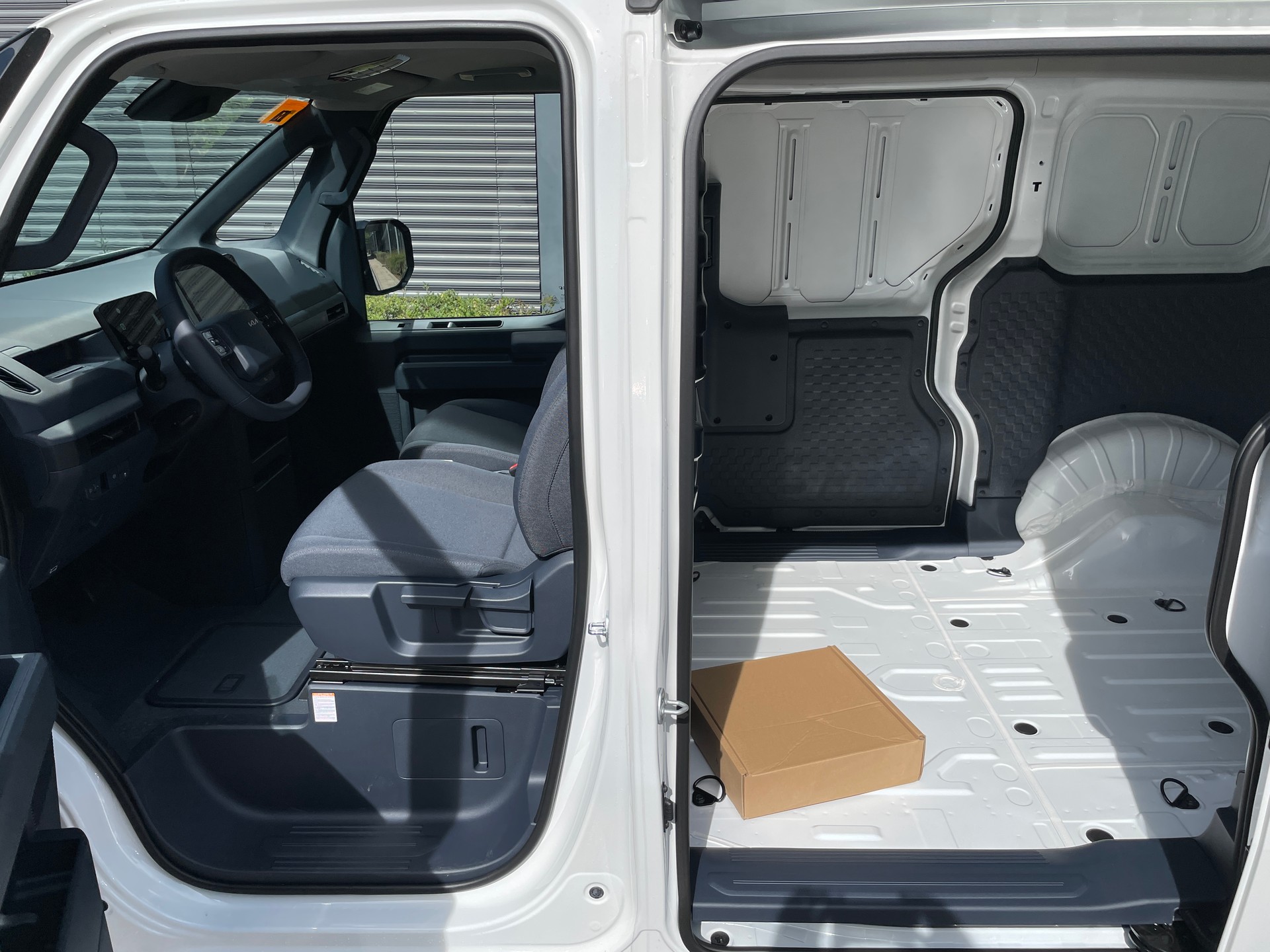 KIA PV5 Cargo 71.2 kWh Plus L2H1 mit 2-Schiebetüren und Wärmepumpe-image-2
