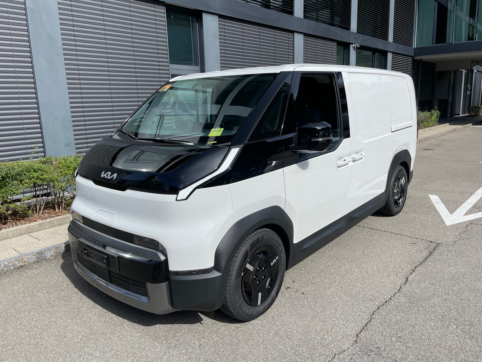 KIA PV5 Cargo 71.2 kWh Plus L2H1 mit 2-Schiebetüren und Wärmepumpe-image-0