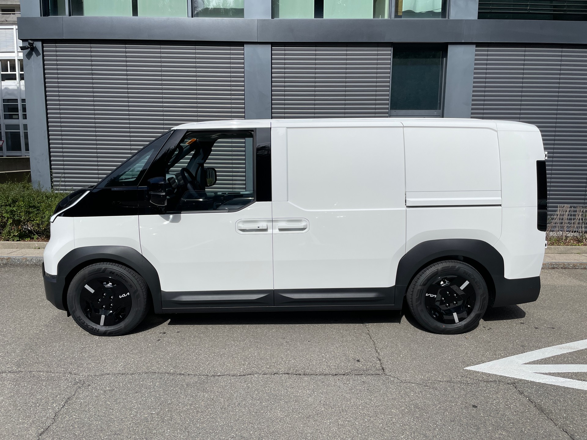 KIA PV5 Cargo 71.2 kWh Plus L2H1 mit 2-Schiebetüren und Wärmepumpe-image-1