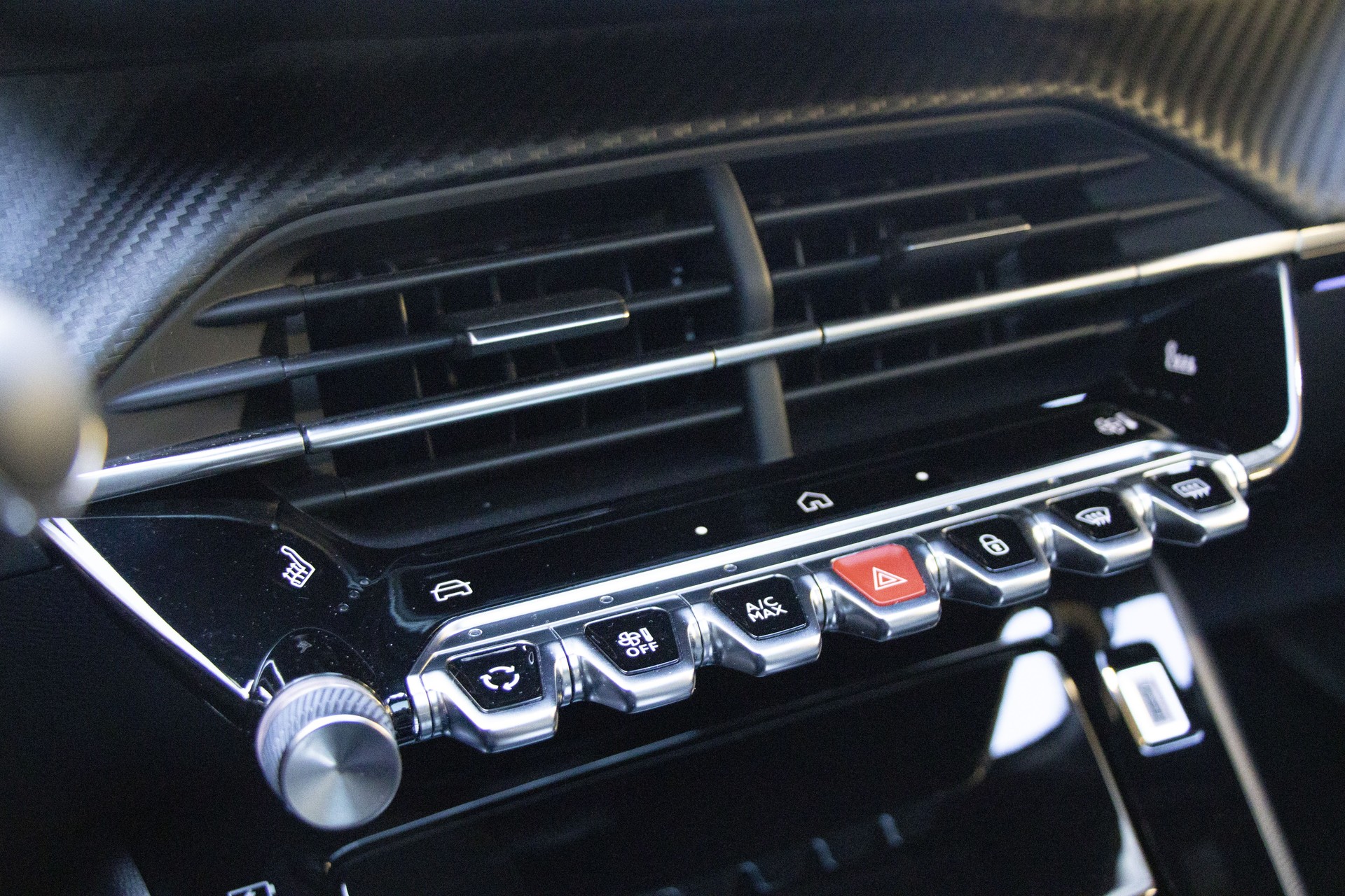PEUGEOT 208 1.2 MHEV 145 GT Exclusive-image-10
