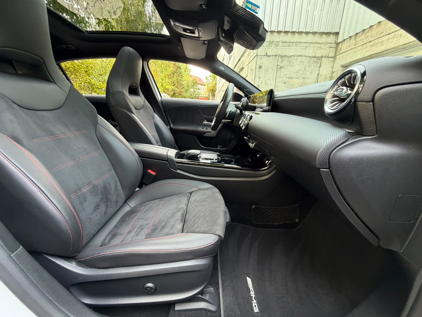 MERCEDES-BENZ A 250e AMG Line 8G-DCT-image-18