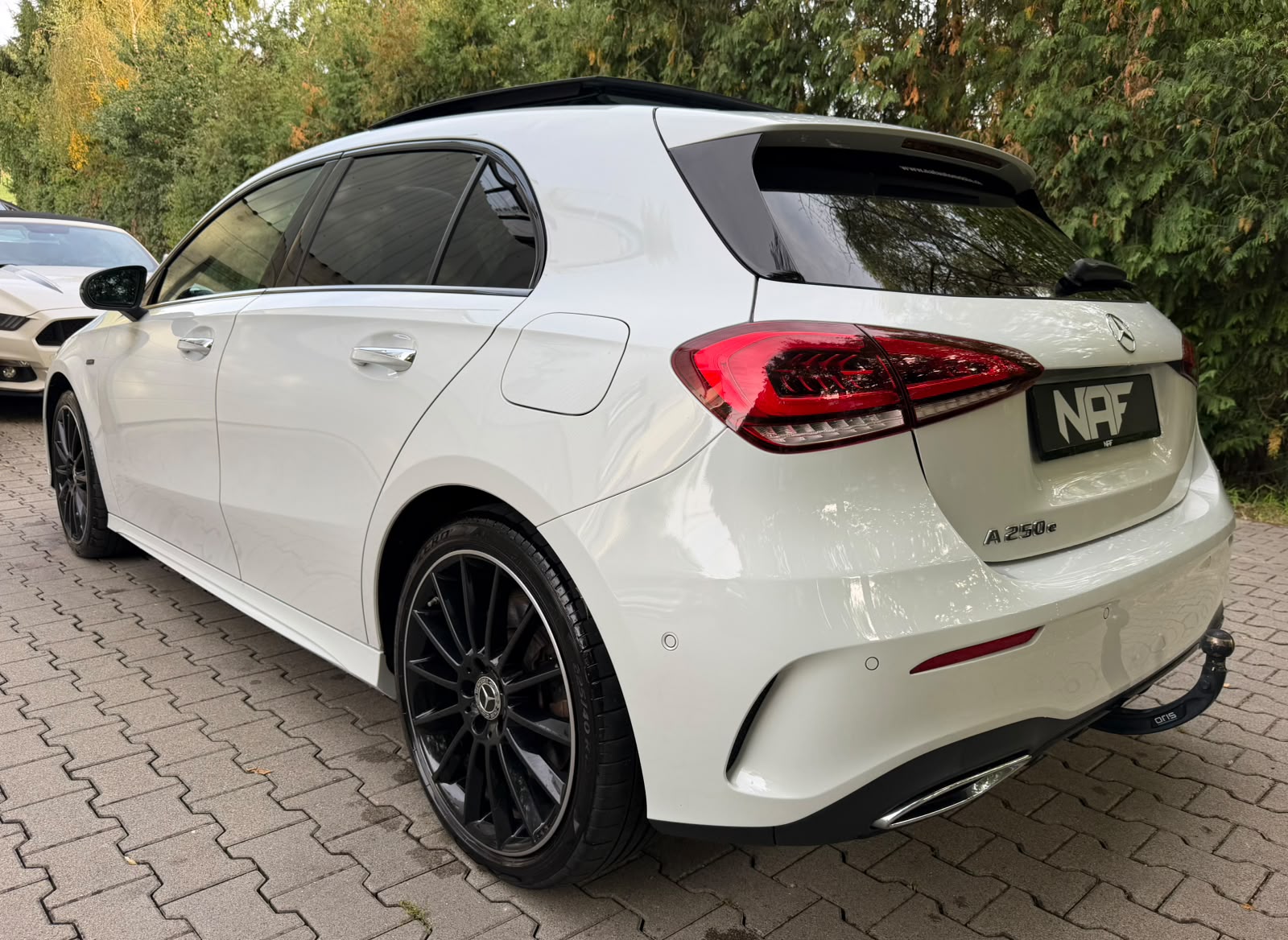MERCEDES-BENZ A 250e AMG Line 8G-DCT-image-2