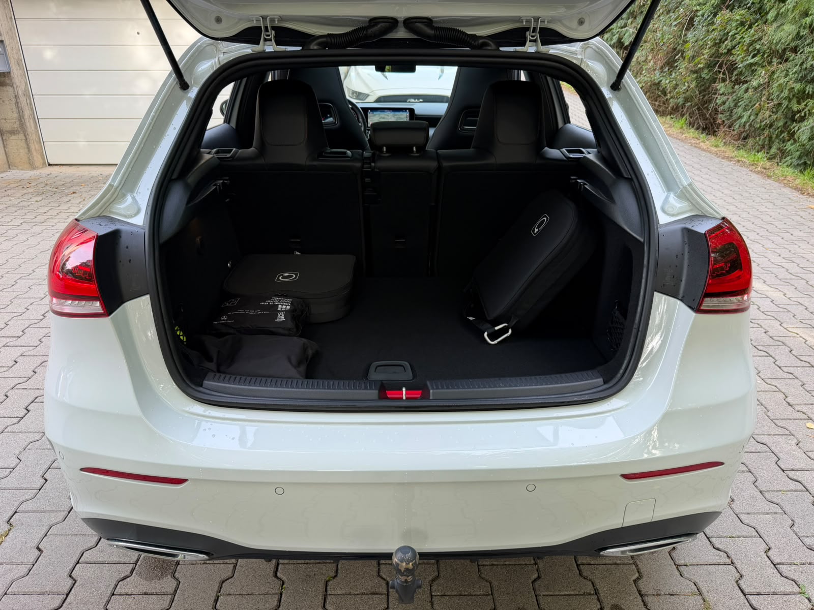 MERCEDES-BENZ A 250e AMG Line 8G-DCT-image-16