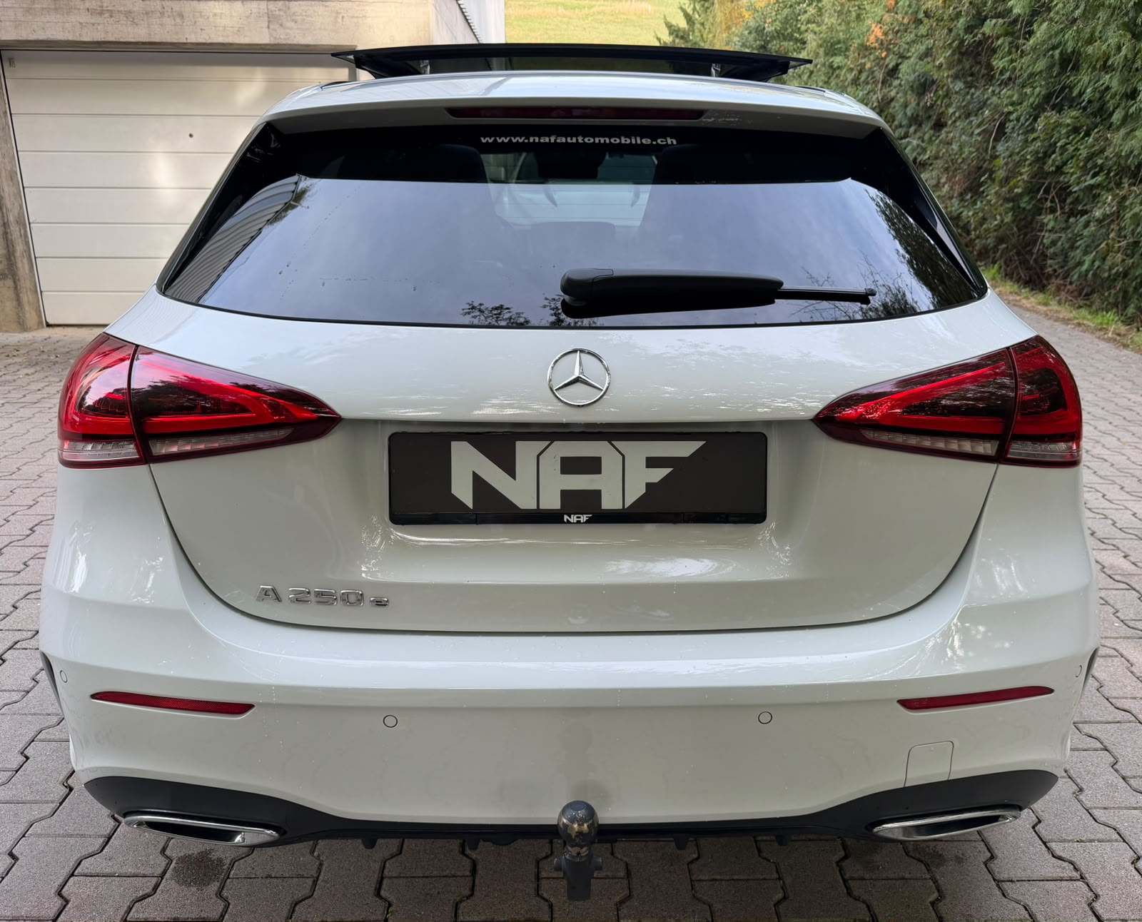 MERCEDES-BENZ A 250e AMG Line 8G-DCT-image-4