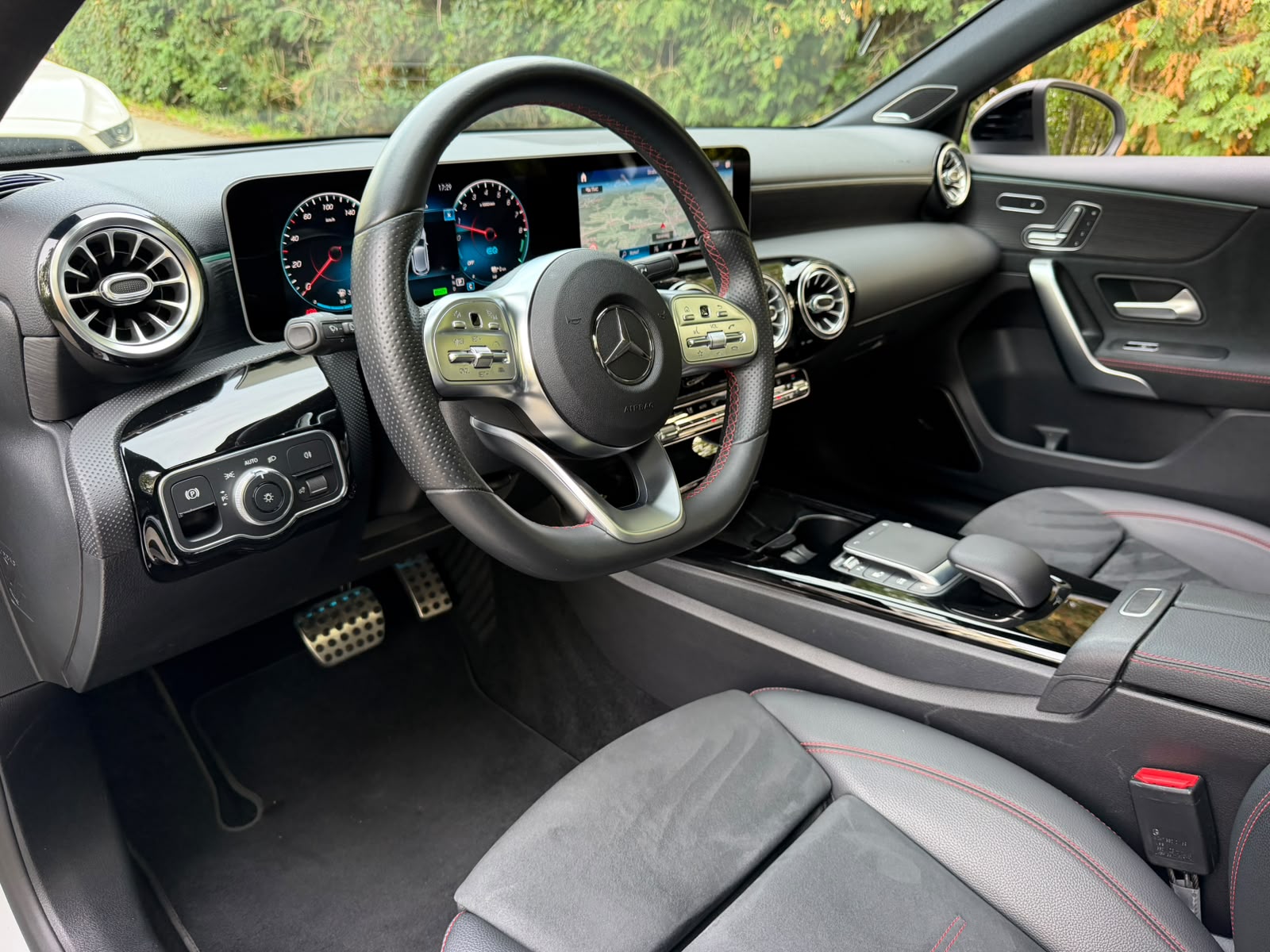 MERCEDES-BENZ A 250e AMG Line 8G-DCT-image-11