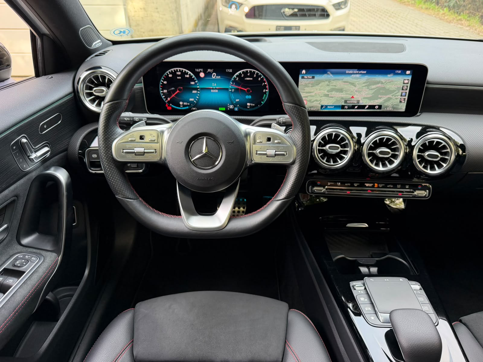 MERCEDES-BENZ A 250e AMG Line 8G-DCT-image-23