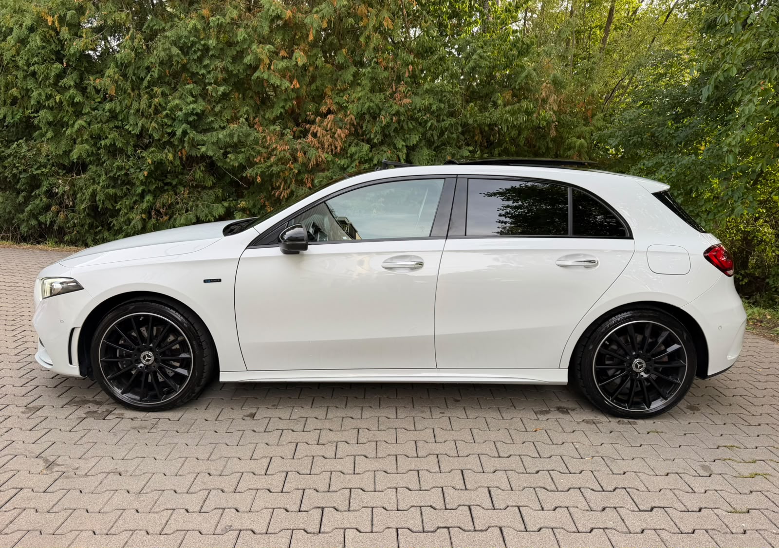 MERCEDES-BENZ A 250e AMG Line 8G-DCT-image-1