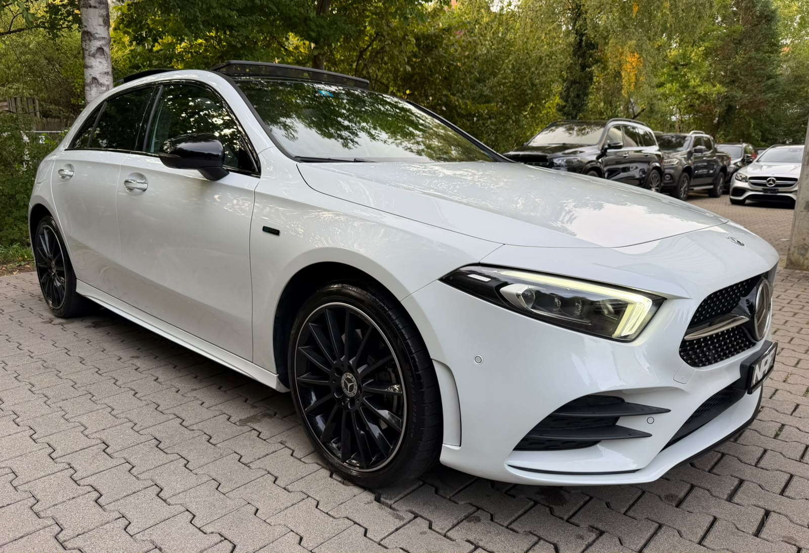 MERCEDES-BENZ A 250e AMG Line 8G-DCT-image-7