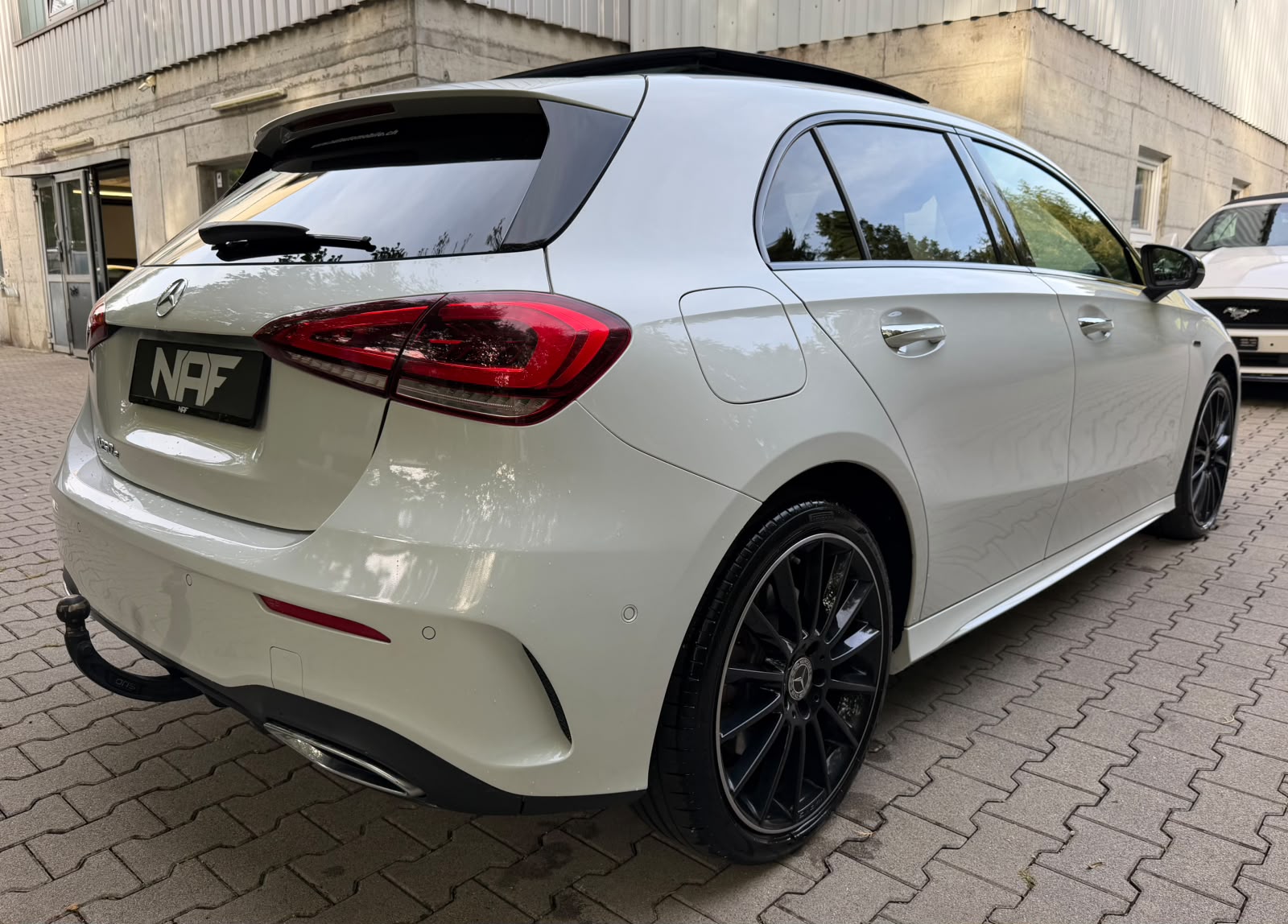 MERCEDES-BENZ A 250e AMG Line 8G-DCT-image-5
