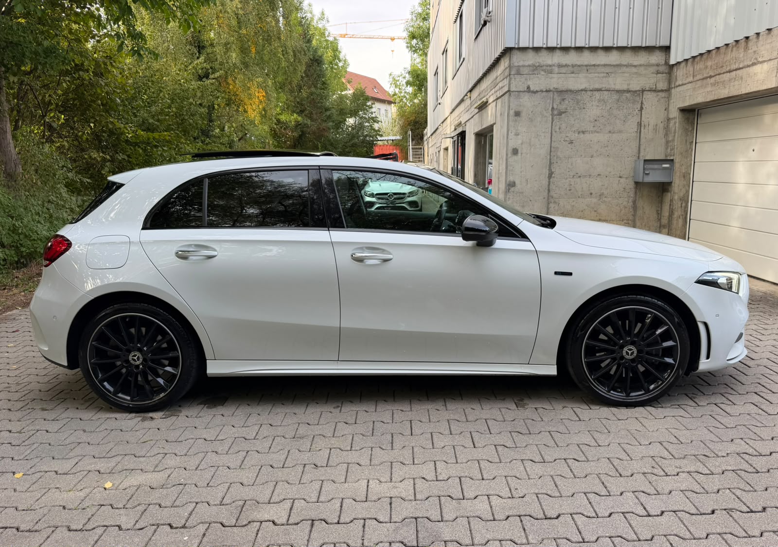 MERCEDES-BENZ A 250e AMG Line 8G-DCT-image-6