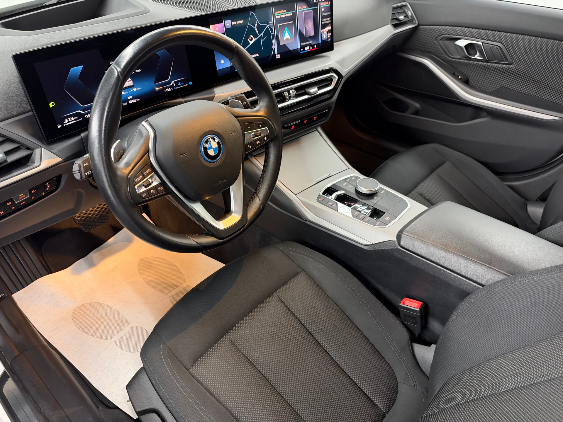 BMW 330e x DriveTouring Steptronic *Facelift*-image-14