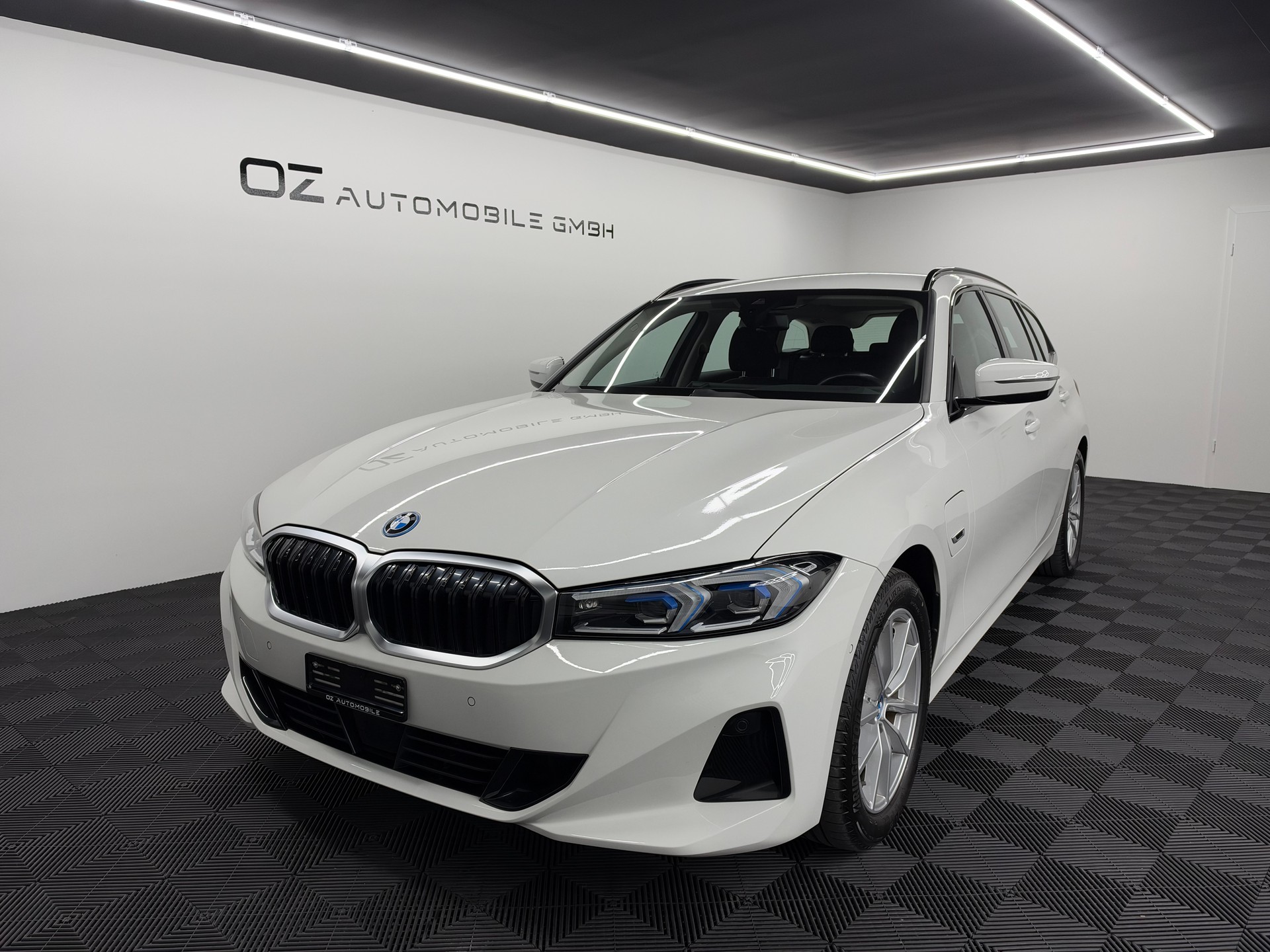 BMW 330e x DriveTouring Steptronic *Facelift*-image-0