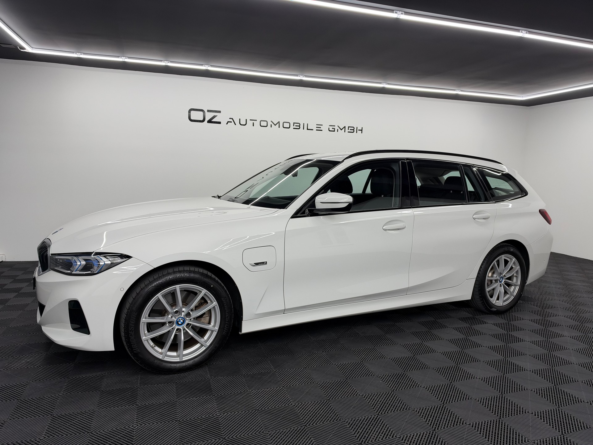 BMW 330e x DriveTouring Steptronic *Facelift*-image-2