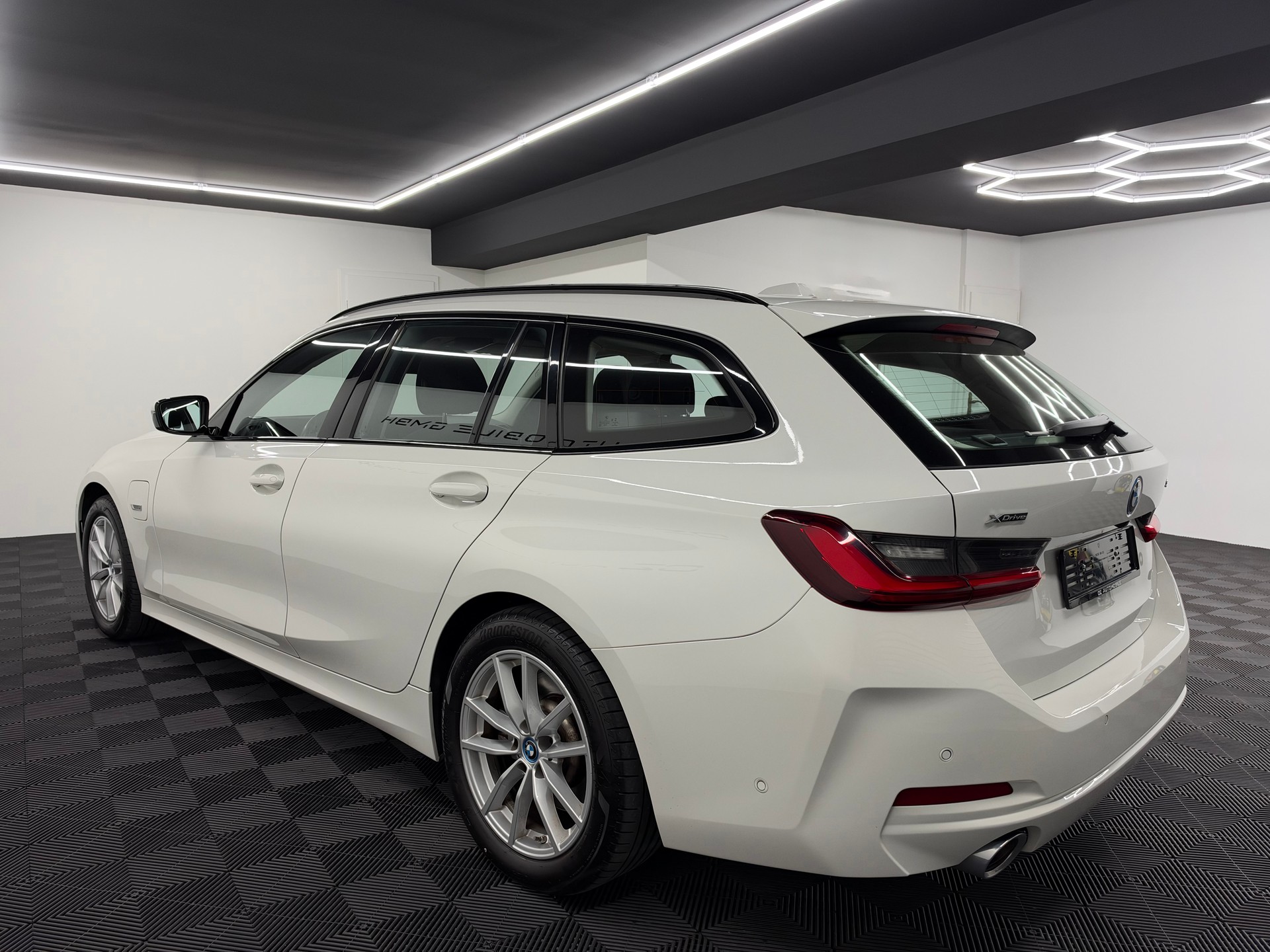 BMW 330e x DriveTouring Steptronic *Facelift*-image-3