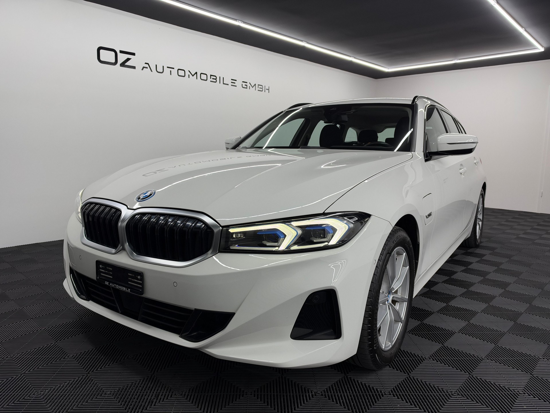 BMW 330e x DriveTouring Steptronic *Facelift*-image-1