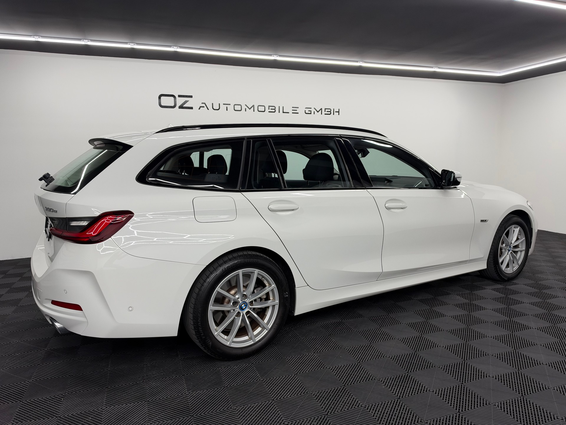 BMW 330e x DriveTouring Steptronic *Facelift*-image-6