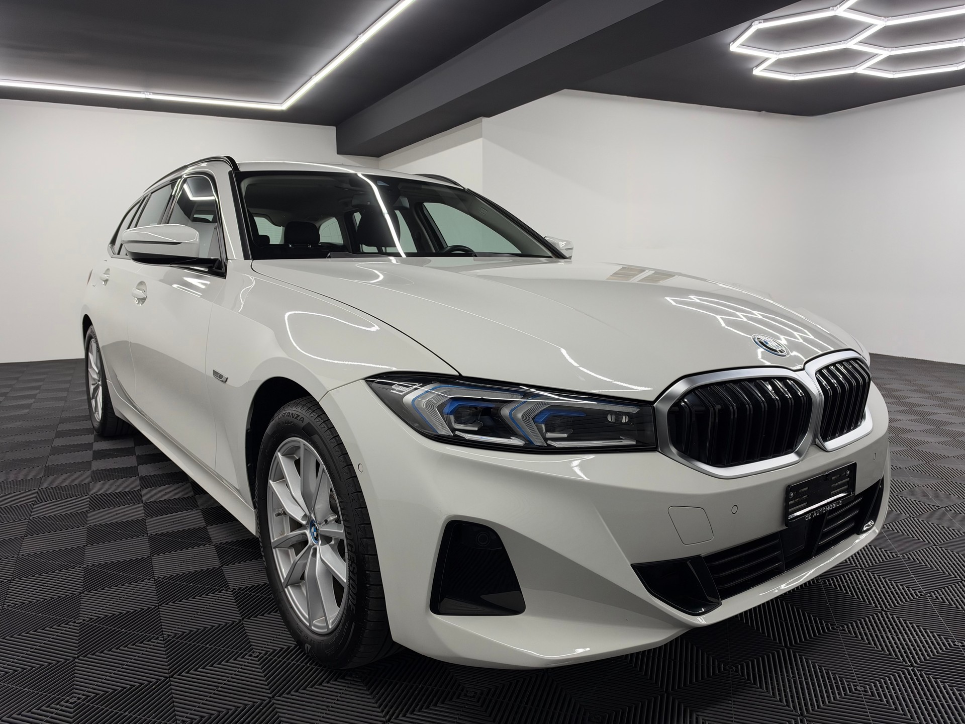BMW 330e x DriveTouring Steptronic *Facelift*-image-8