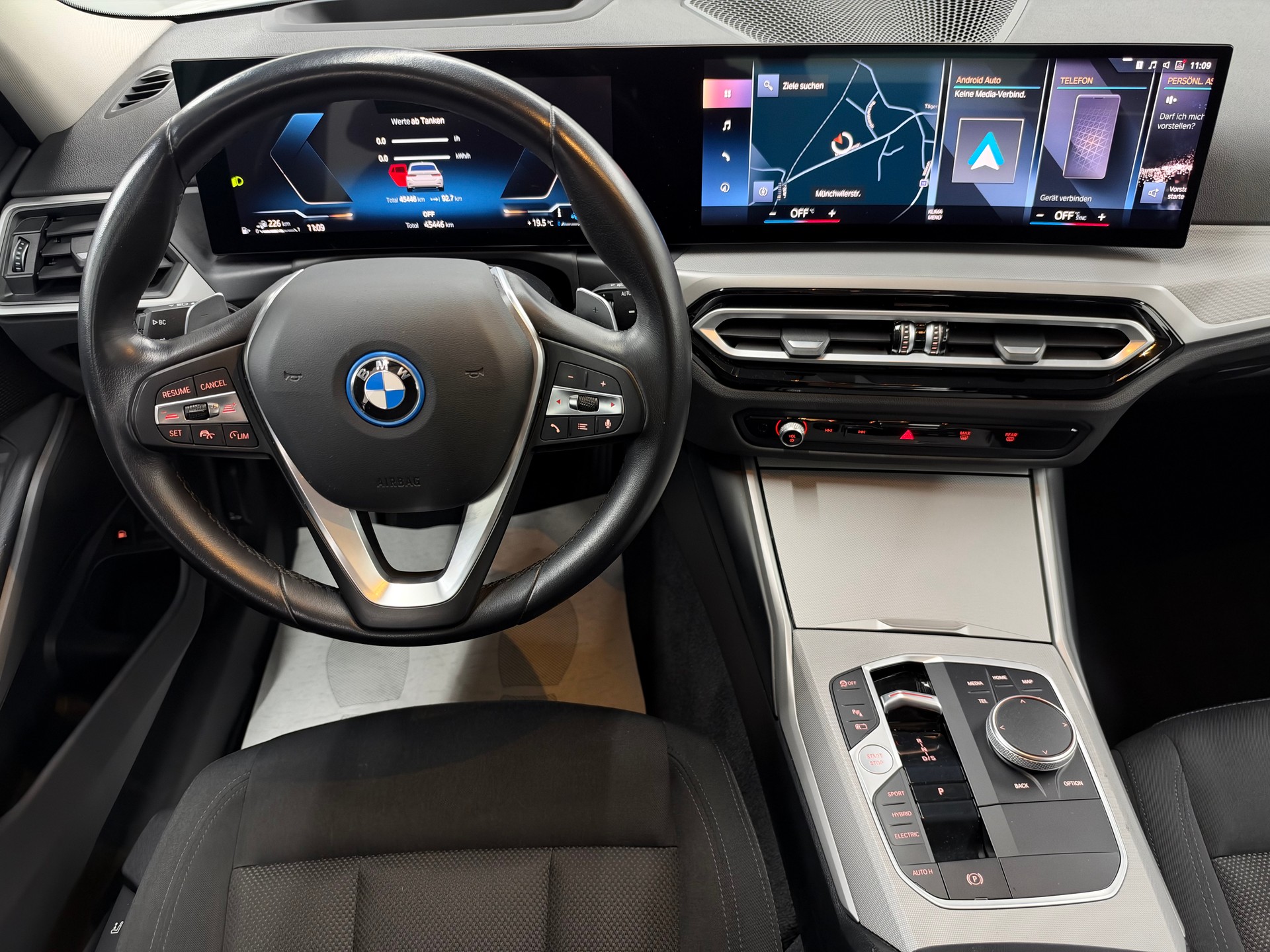 BMW 330e x DriveTouring Steptronic *Facelift*-image-16