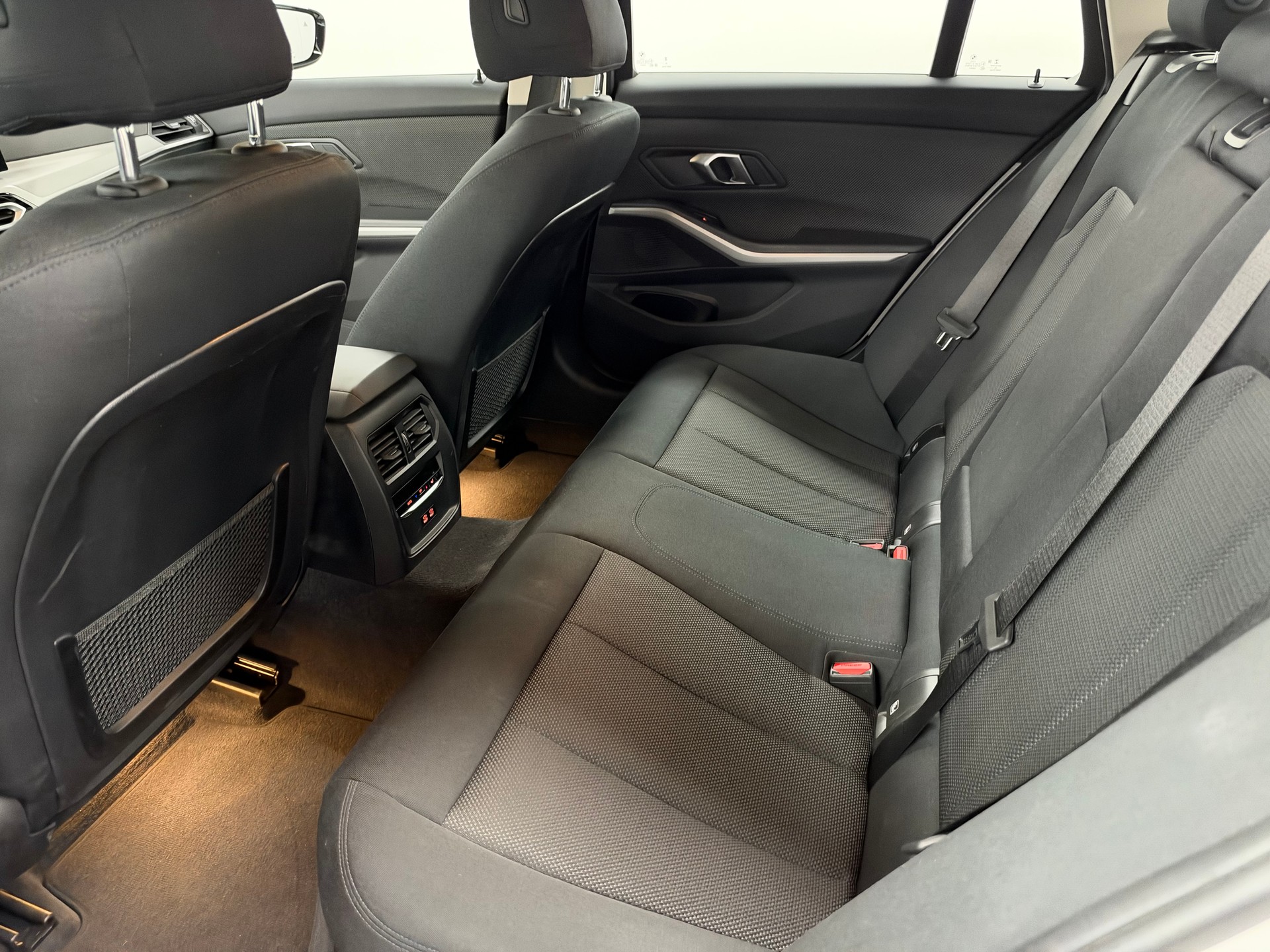BMW 330e x DriveTouring Steptronic *Facelift*-image-19