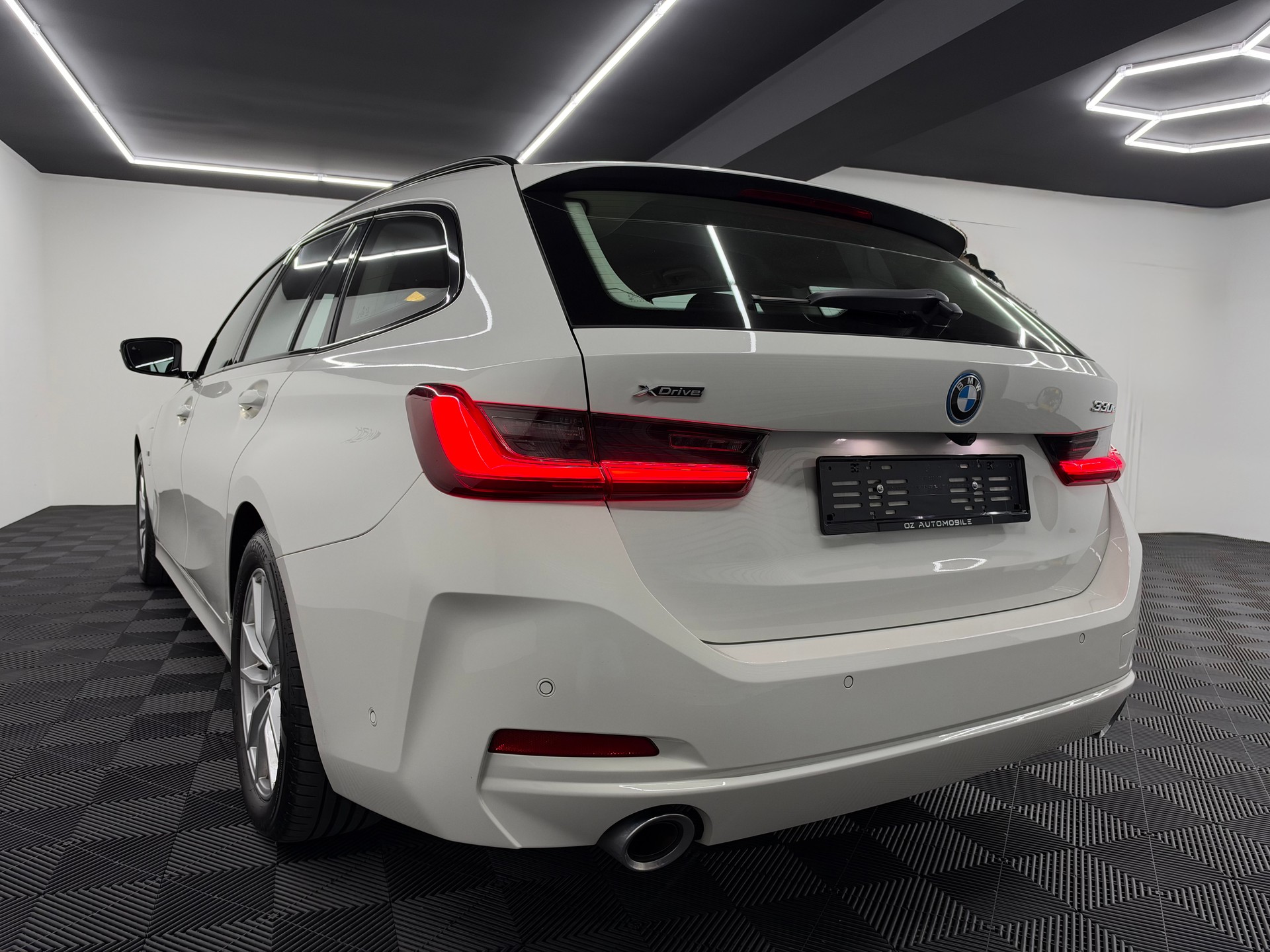 BMW 330e x DriveTouring Steptronic *Facelift*-image-4