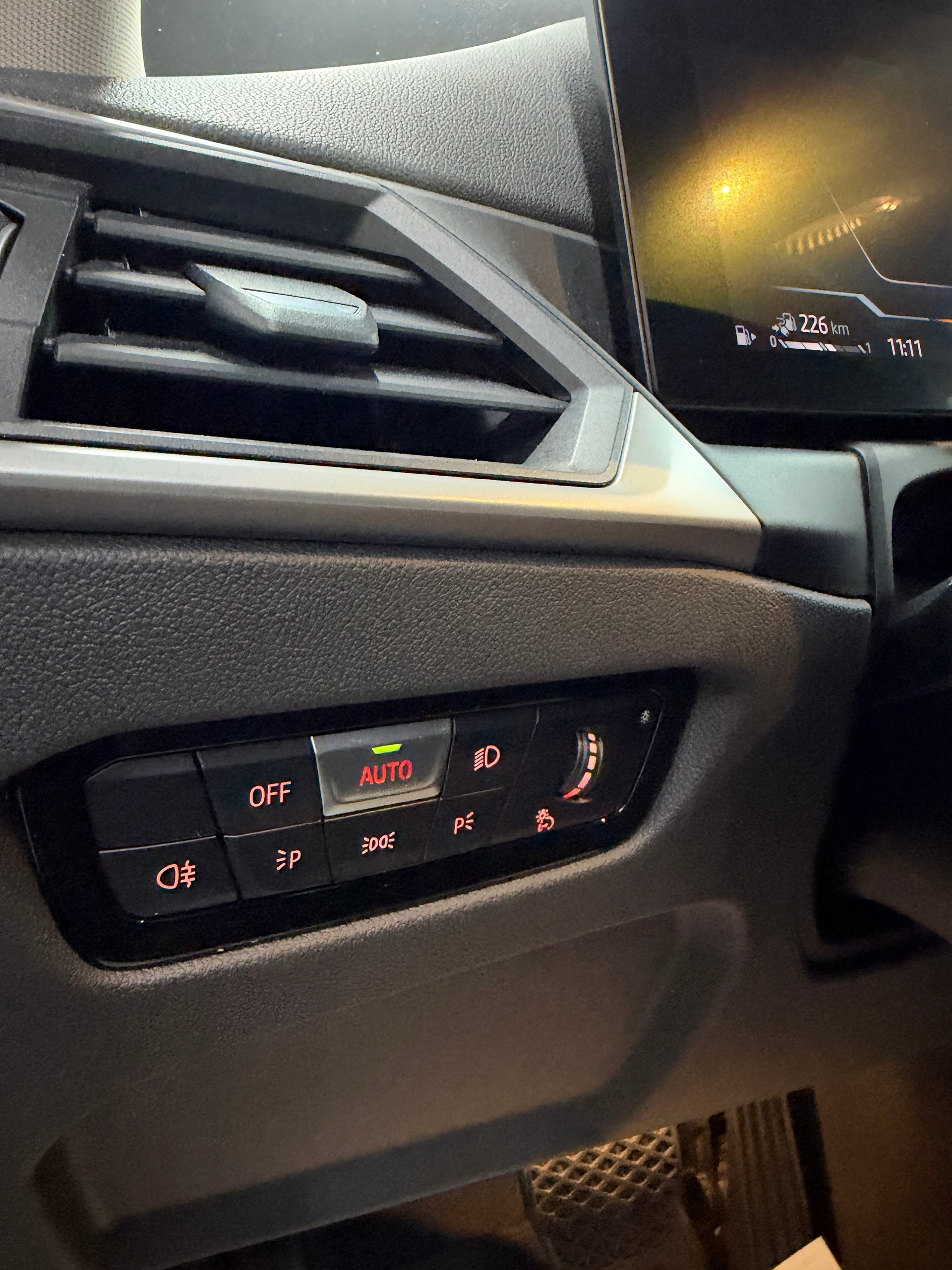 BMW 330e x DriveTouring Steptronic *Facelift*-image-28