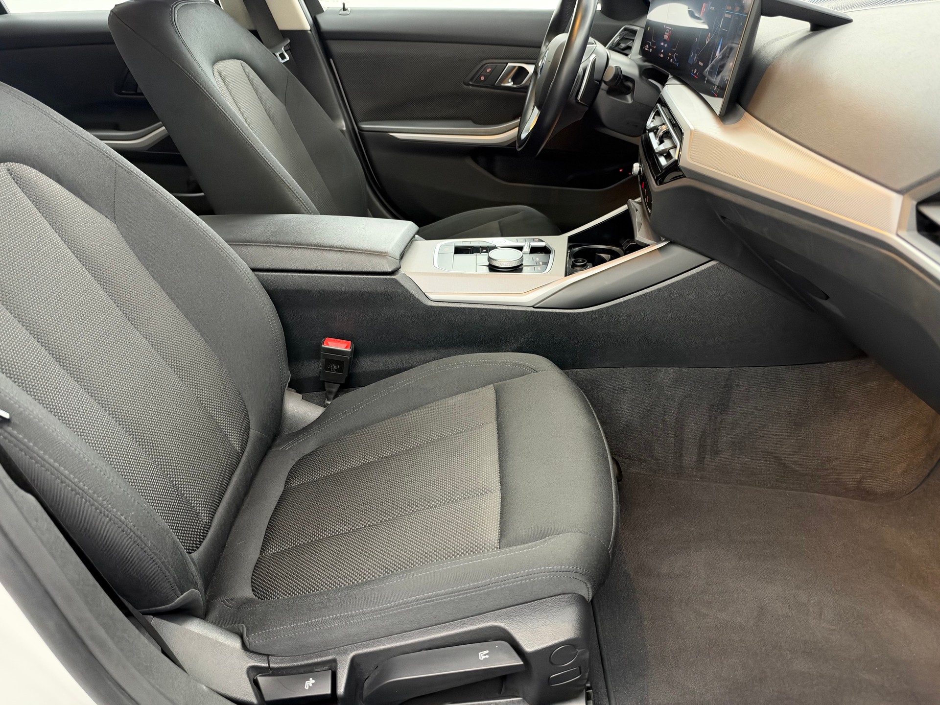 BMW 330e x DriveTouring Steptronic *Facelift*-image-11