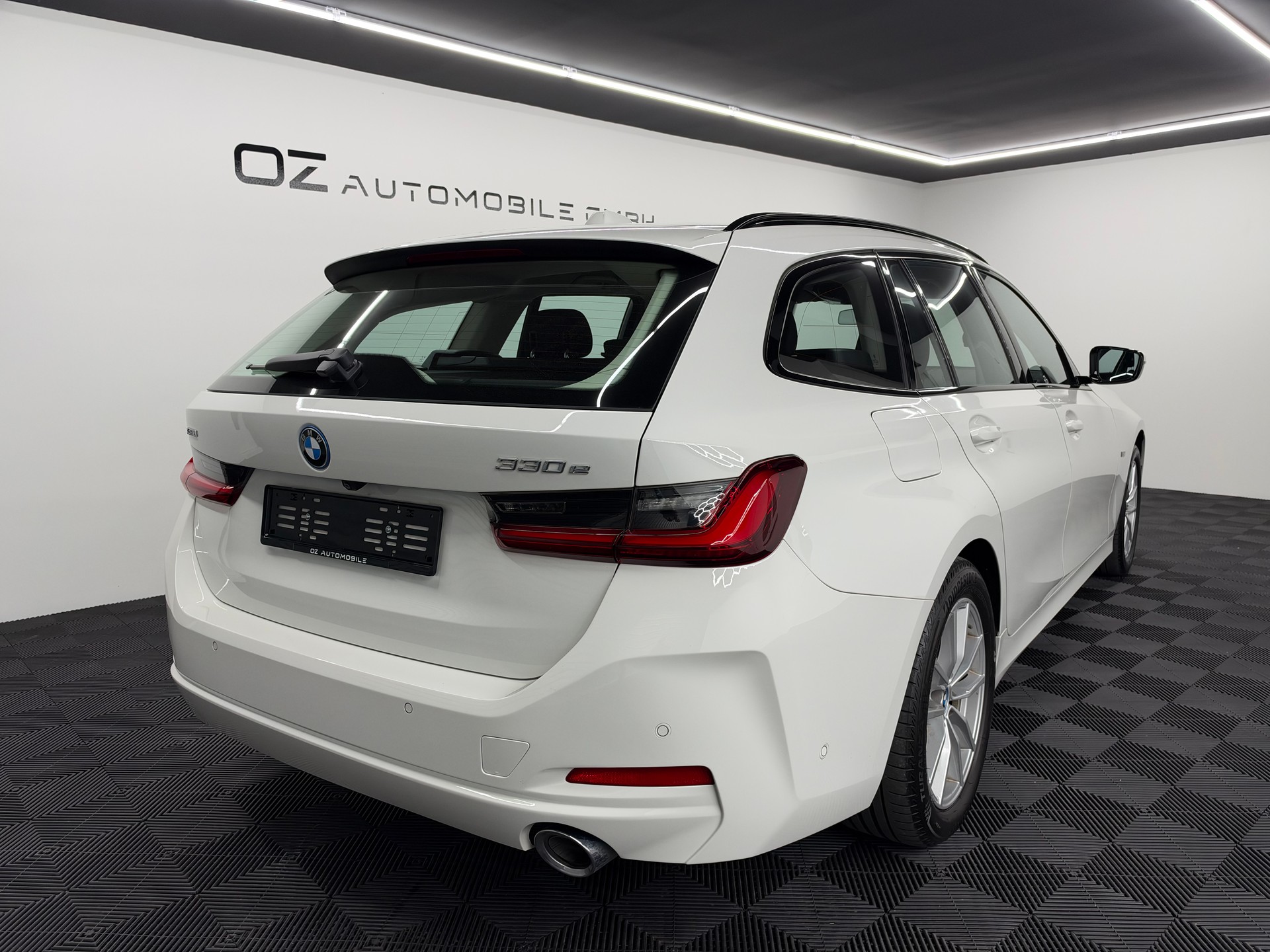 BMW 330e x DriveTouring Steptronic *Facelift*-image-5