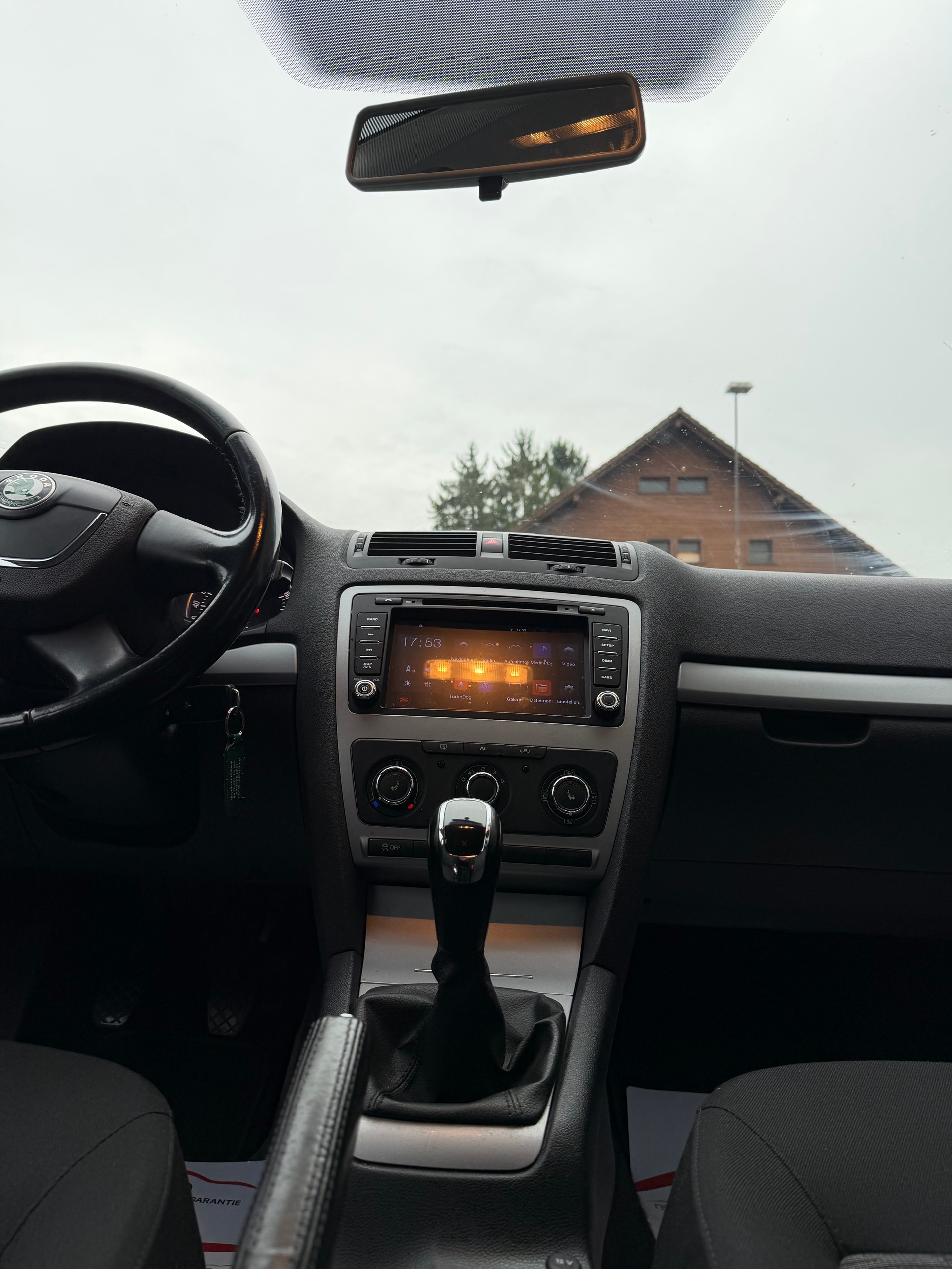 SKODA Octavia Combi 1.6 TDI Twenty20 4x4-image-11