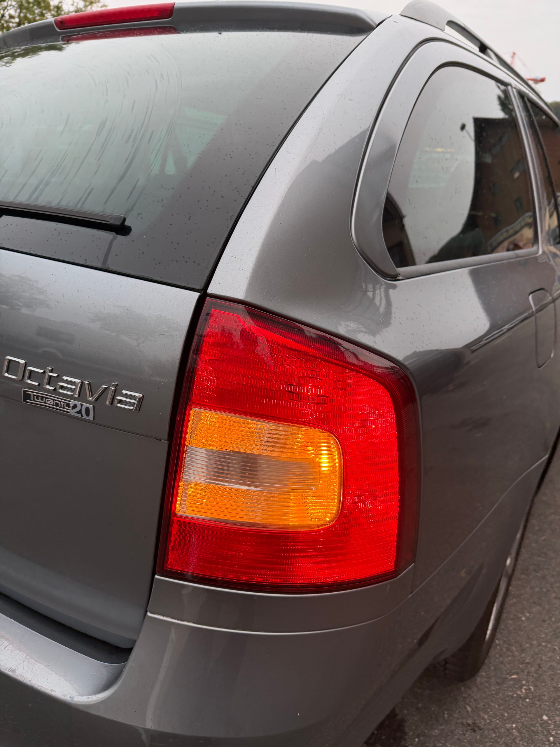 SKODA Octavia Combi 1.6 TDI Twenty20 4x4-image-13