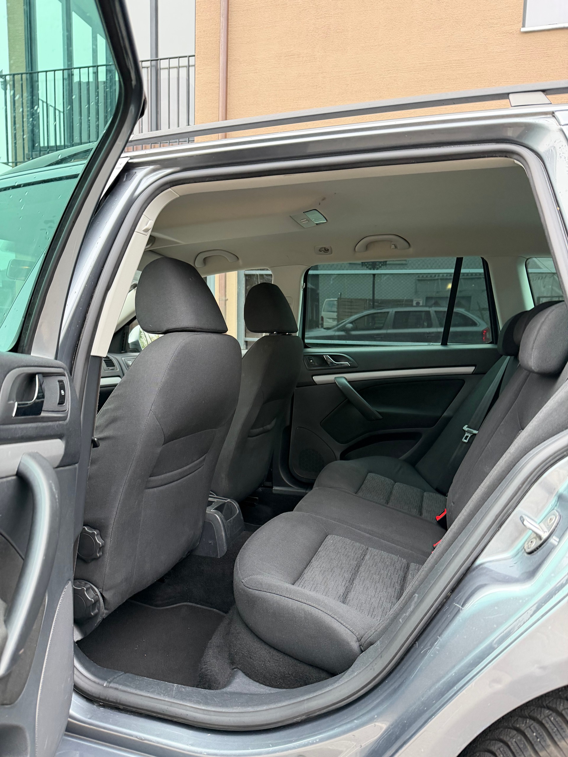 SKODA Octavia Combi 1.6 TDI Twenty20 4x4-image-9