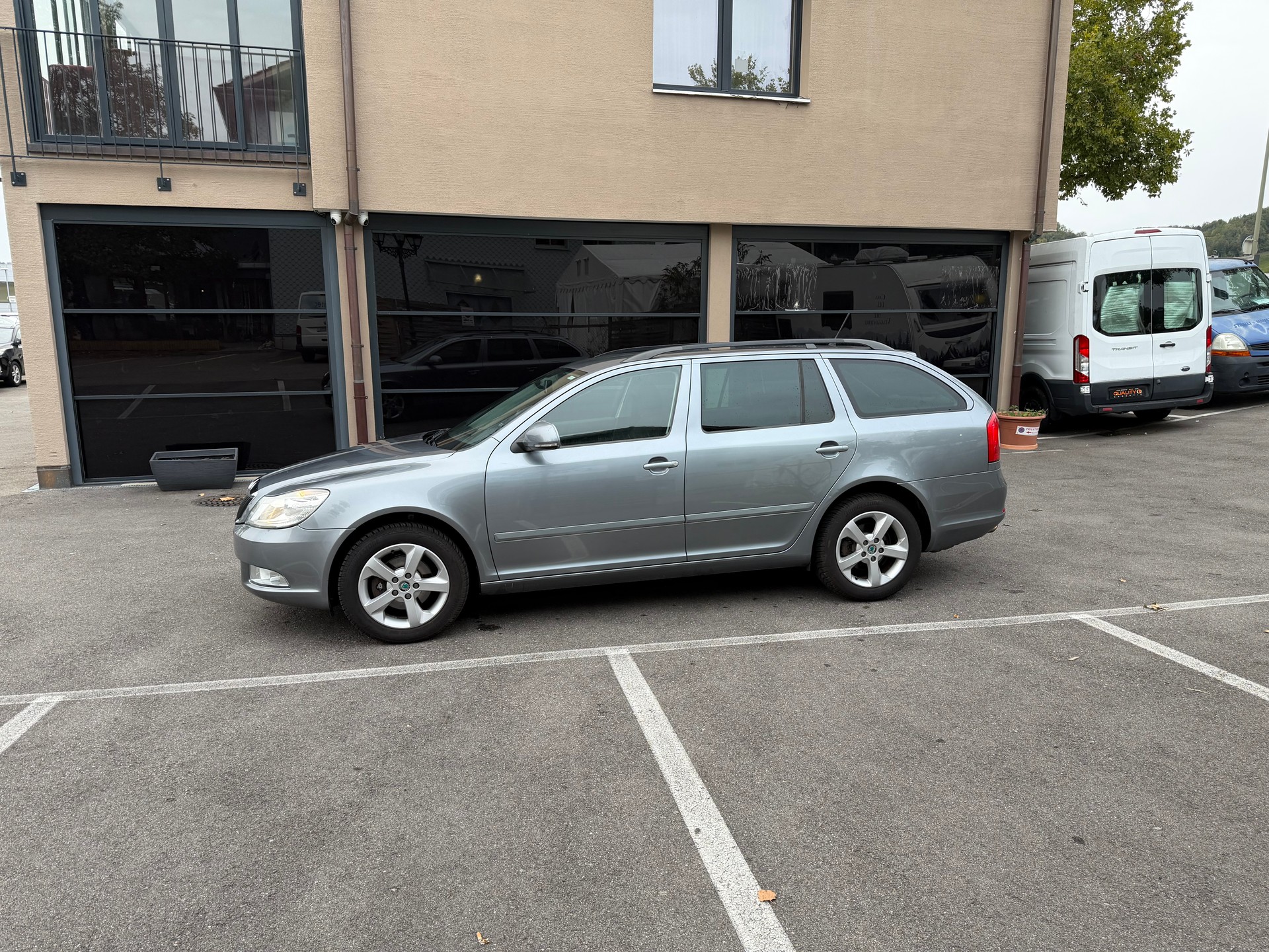 SKODA Octavia Combi 1.6 TDI Twenty20 4x4-image-3