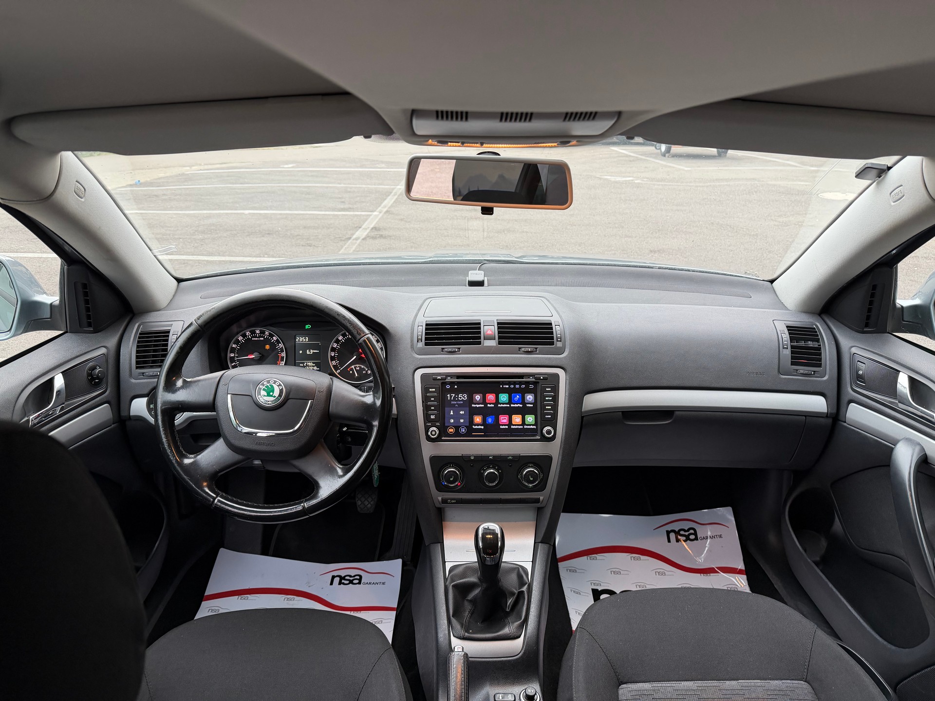 SKODA Octavia Combi 1.6 TDI Twenty20 4x4-image-10