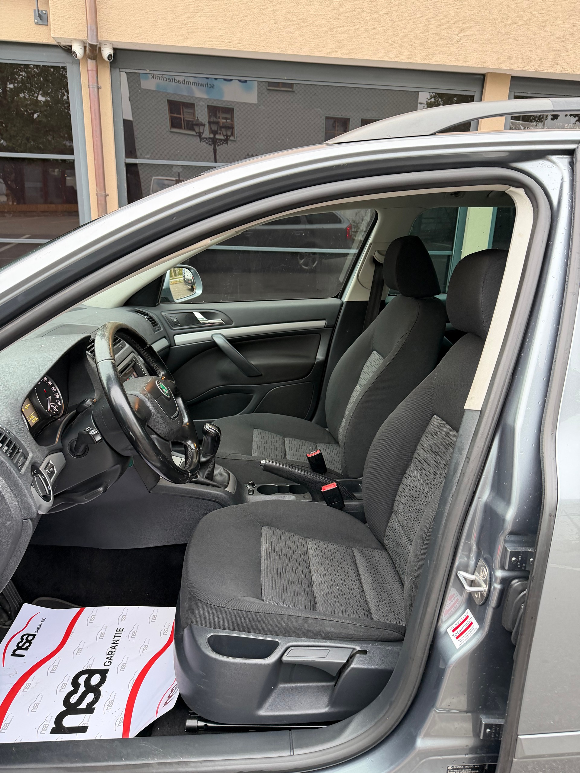 SKODA Octavia Combi 1.6 TDI Twenty20 4x4-image-8