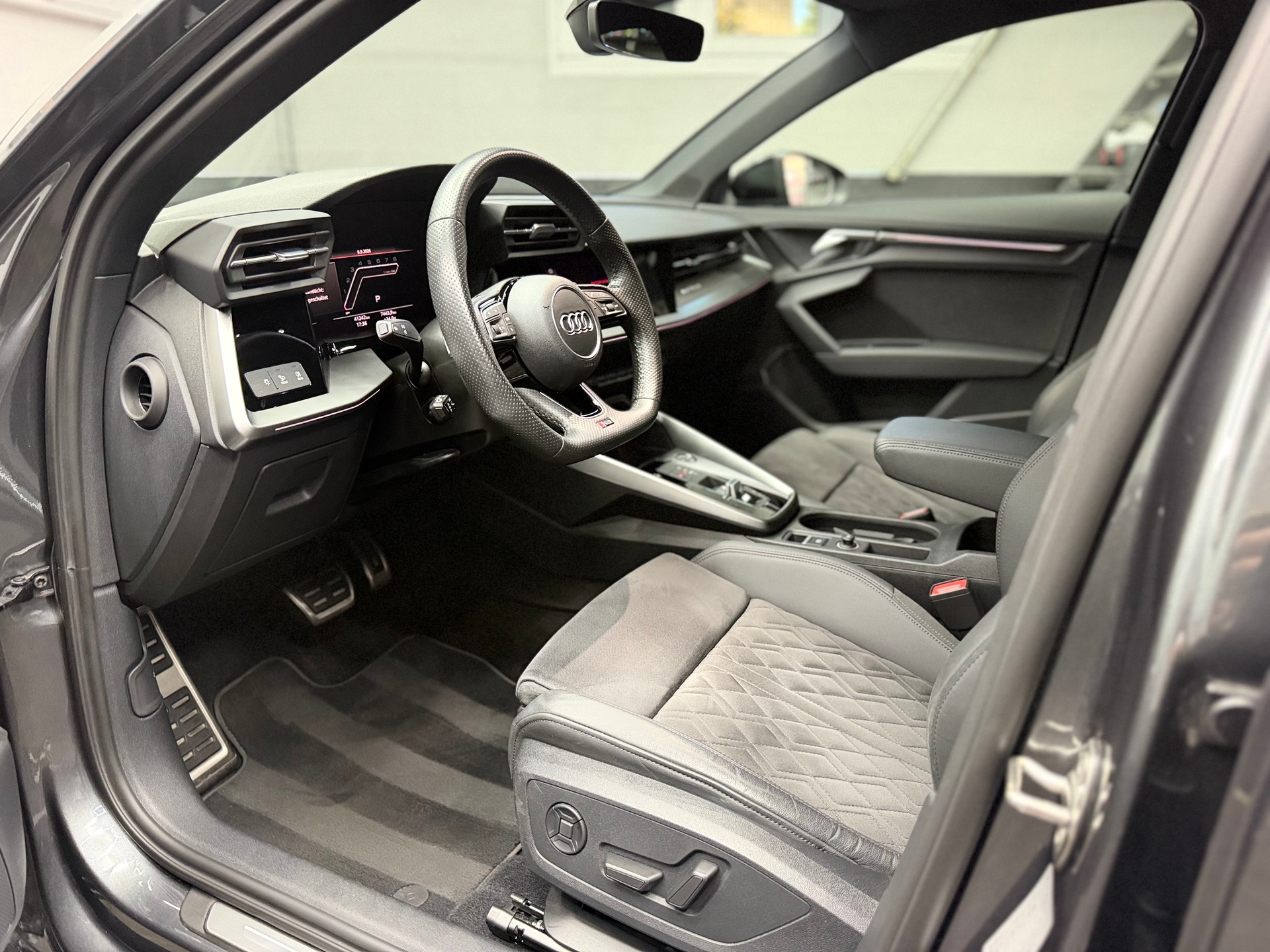 AUDI RS3 Limousine 2.5 TSI quattro S-tronic | CH-Auto aus 1. Hand | Bang & Olufsen Surround | Ambiente | CarPlay-image-12