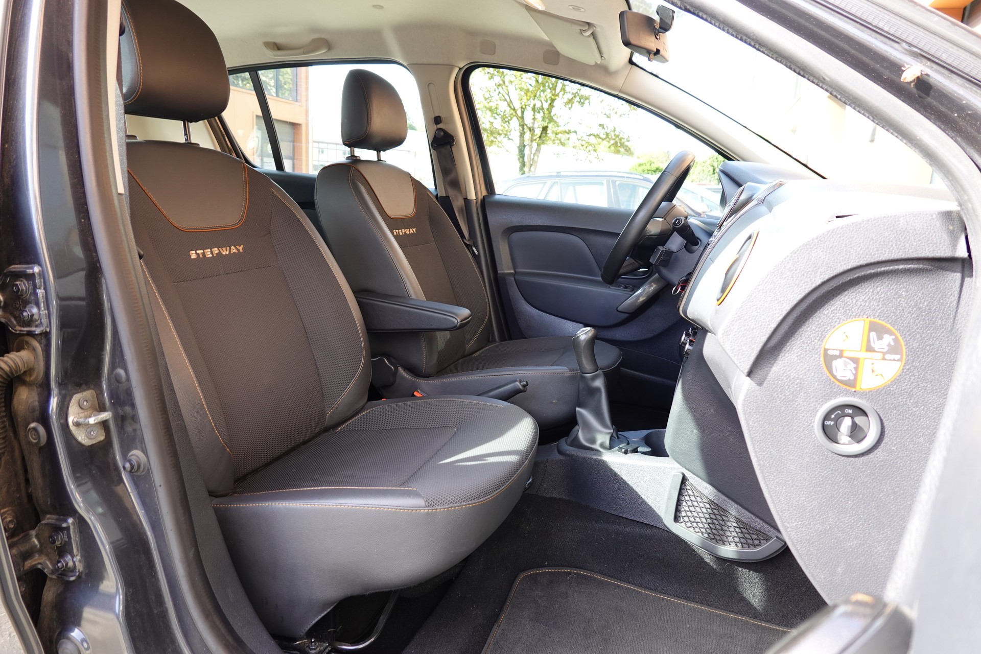 DACIA Sandero Tce 90 Stepway - "CH Auto * Tempomat * Camera de recul * GPS * 8 Roues"-image-21