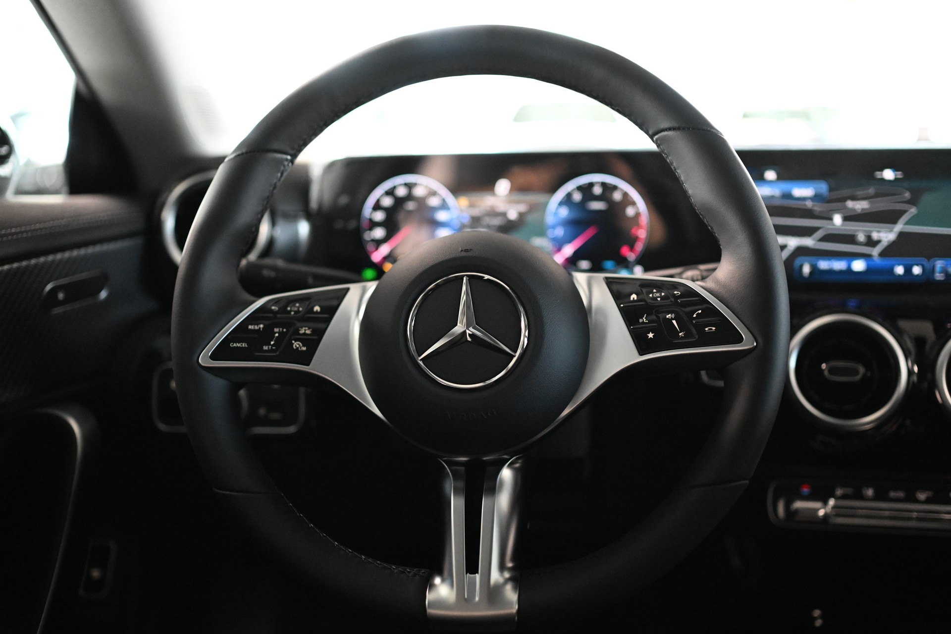 MERCEDES-BENZ CLA 180 Coupé 7G-DCT-image-7