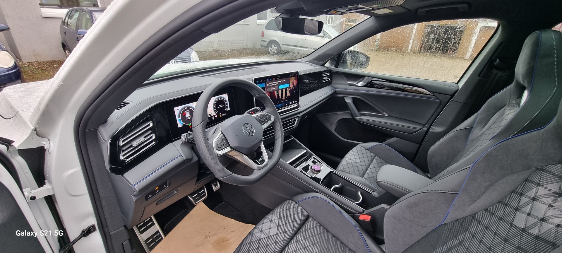 VW Tiguan 2.0 TDI SCR R-Line 4Motion DSG-image-5