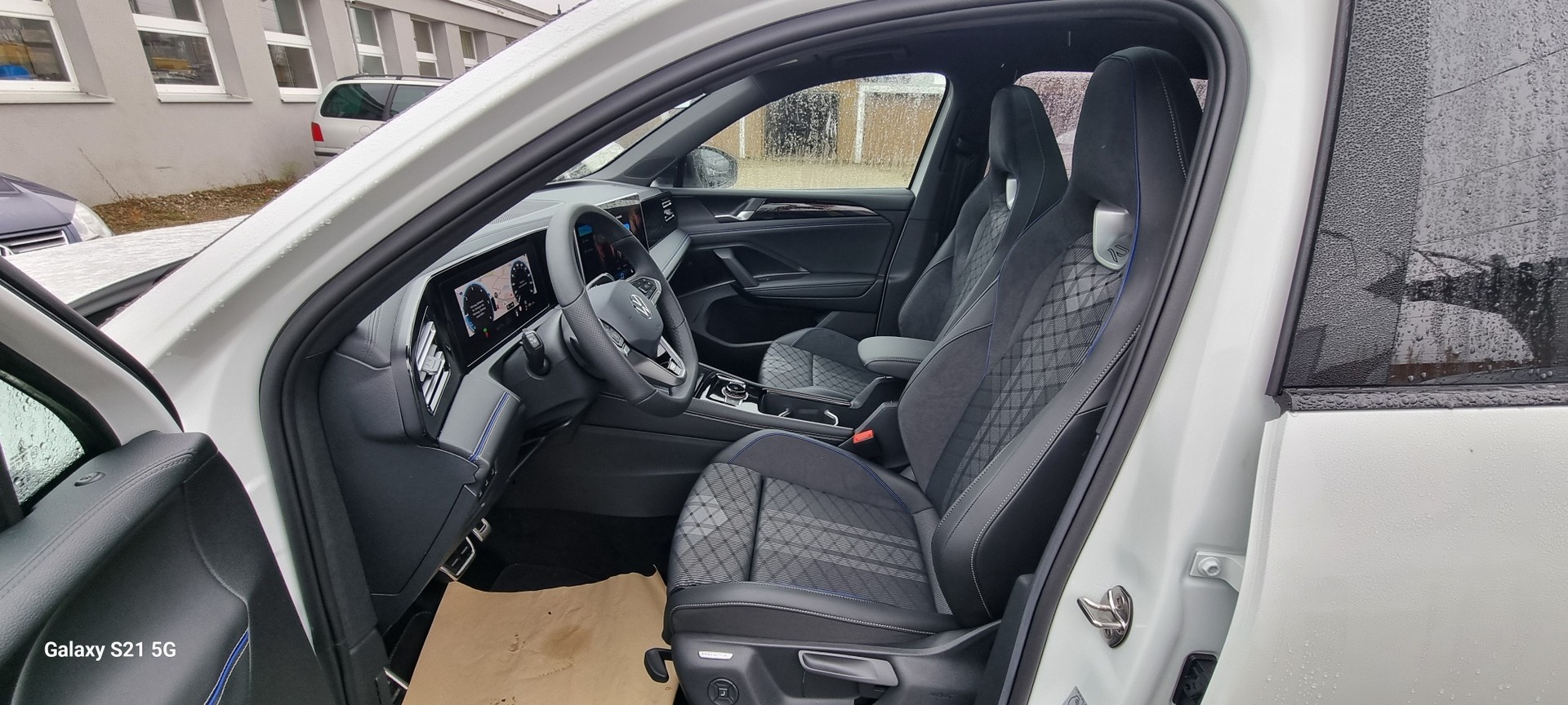 VW Tiguan 2.0 TDI SCR R-Line 4Motion DSG-image-3