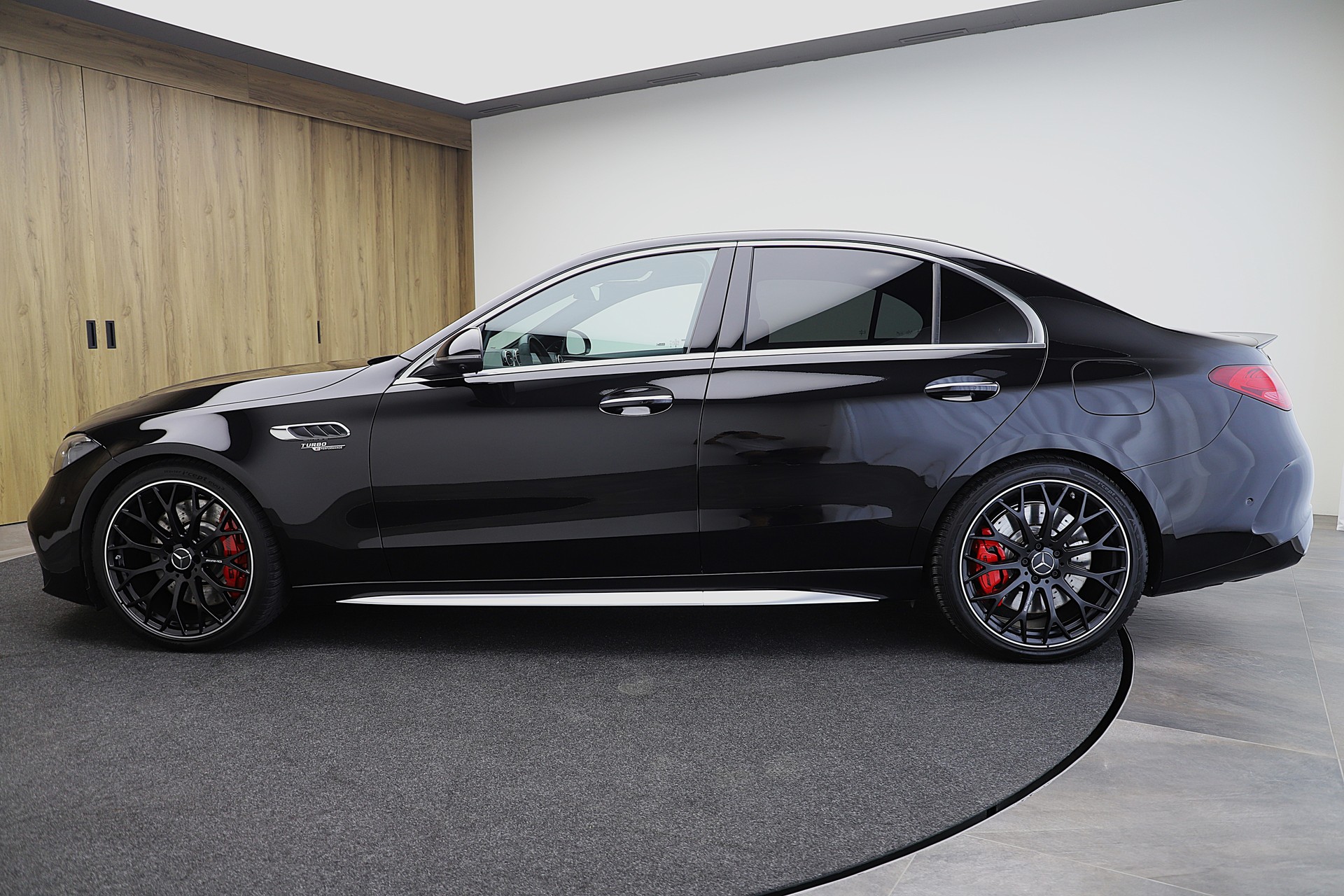 MERCEDES-BENZ C 63 S AMG E Performance 4 Matic-image-2