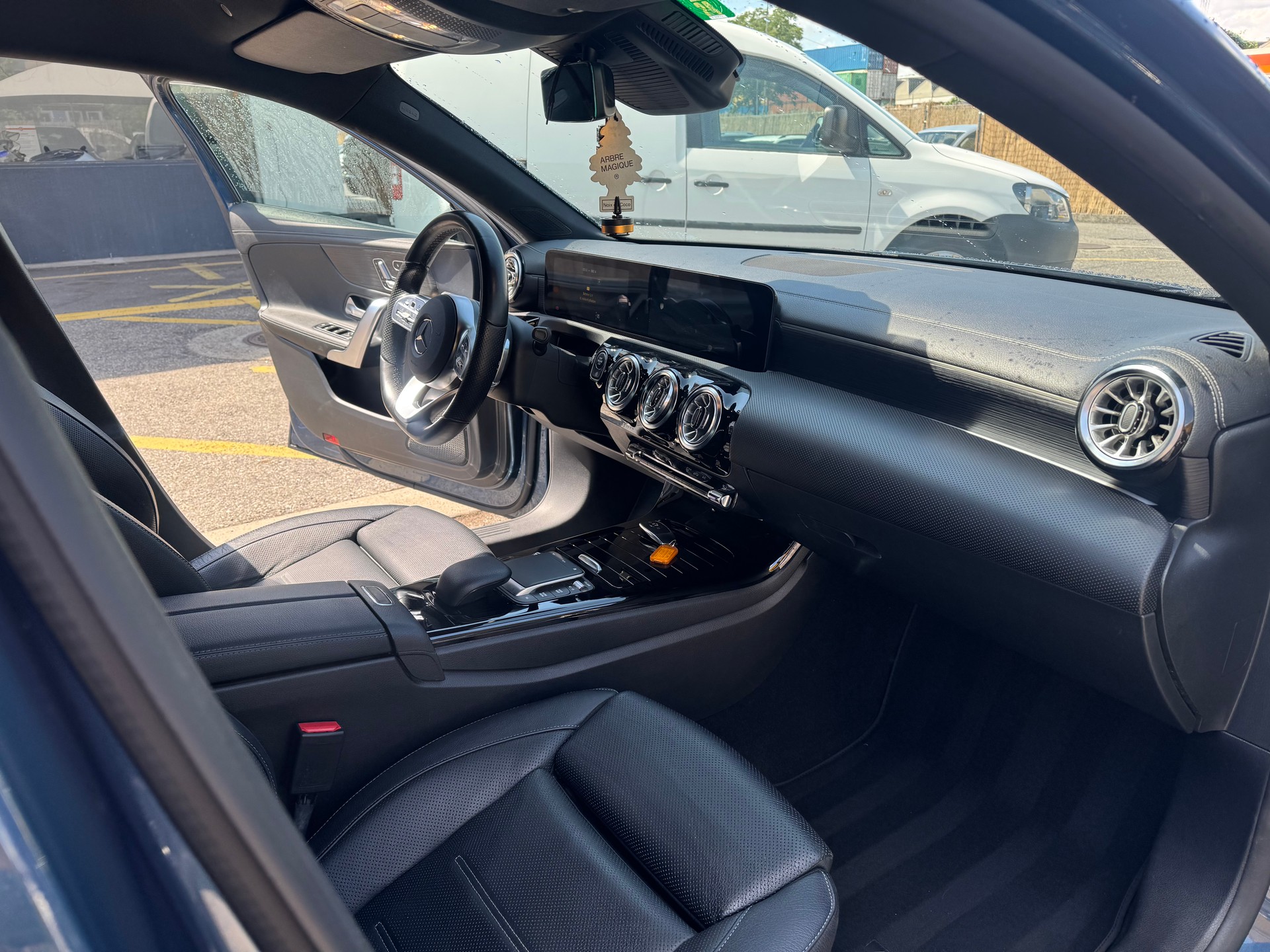 MERCEDES-BENZ A 250 AMG Line 7G-DCT-image-8