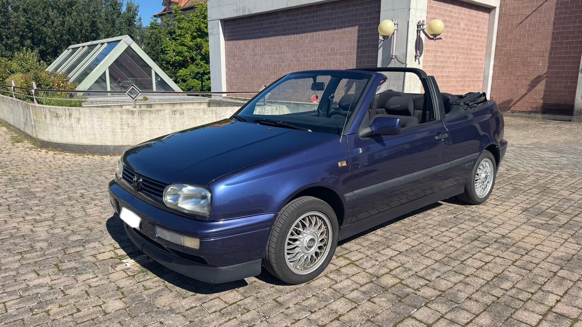 VW Golf Cabriolet 2000 Pink Floyd-image-0