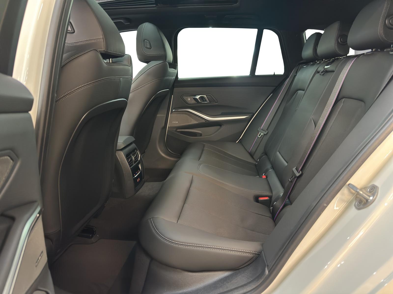 BMW 320d xDrive Touring-image-11