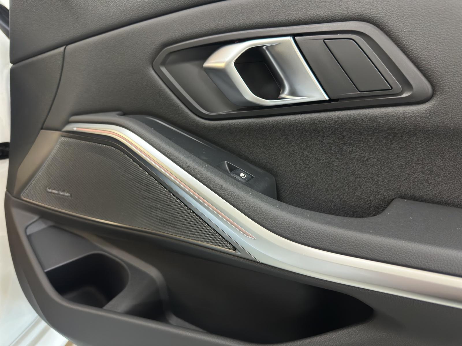 BMW 320d xDrive Touring-image-15