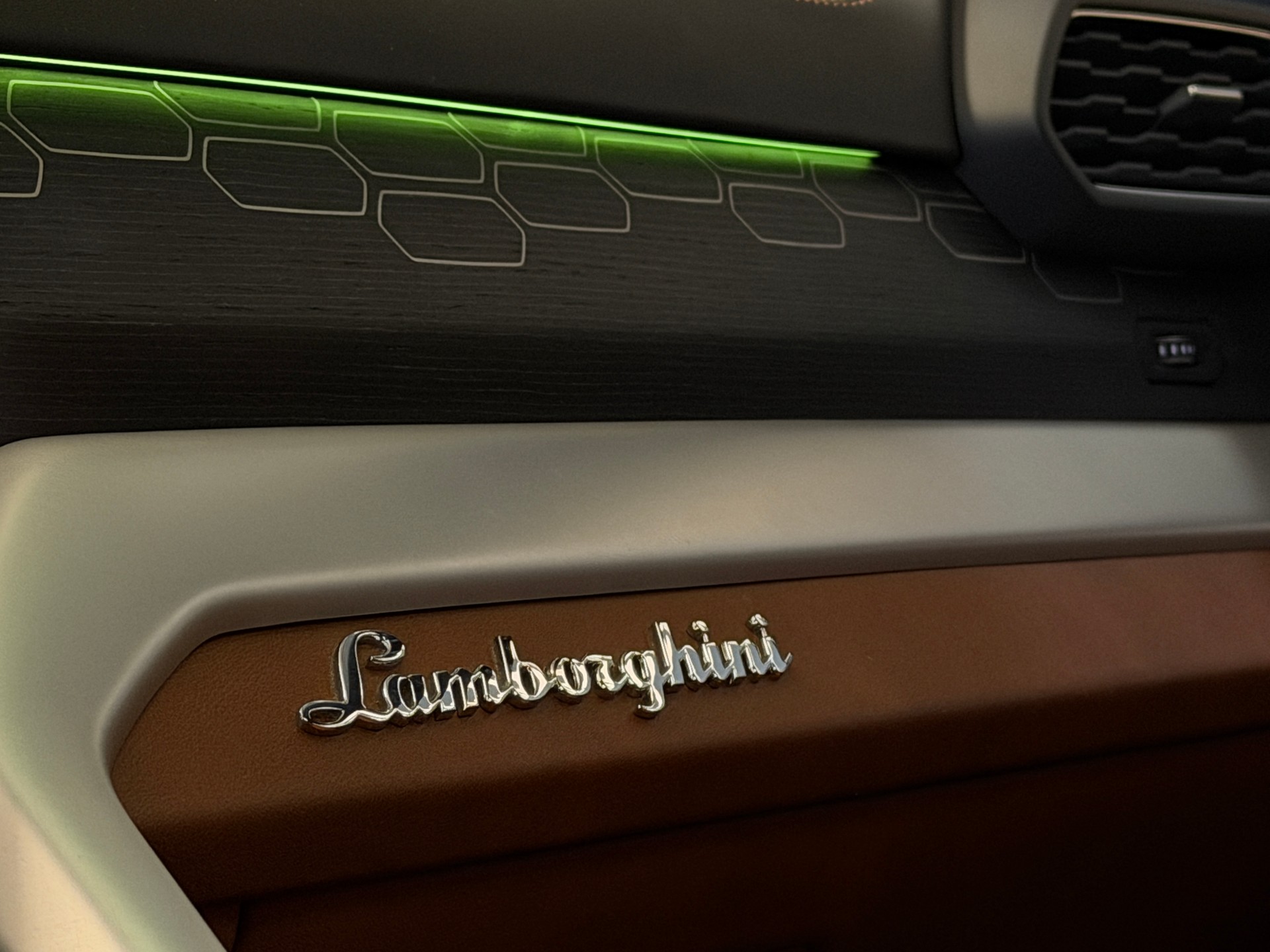 LAMBORGHINI Urus E-Gear-image-16