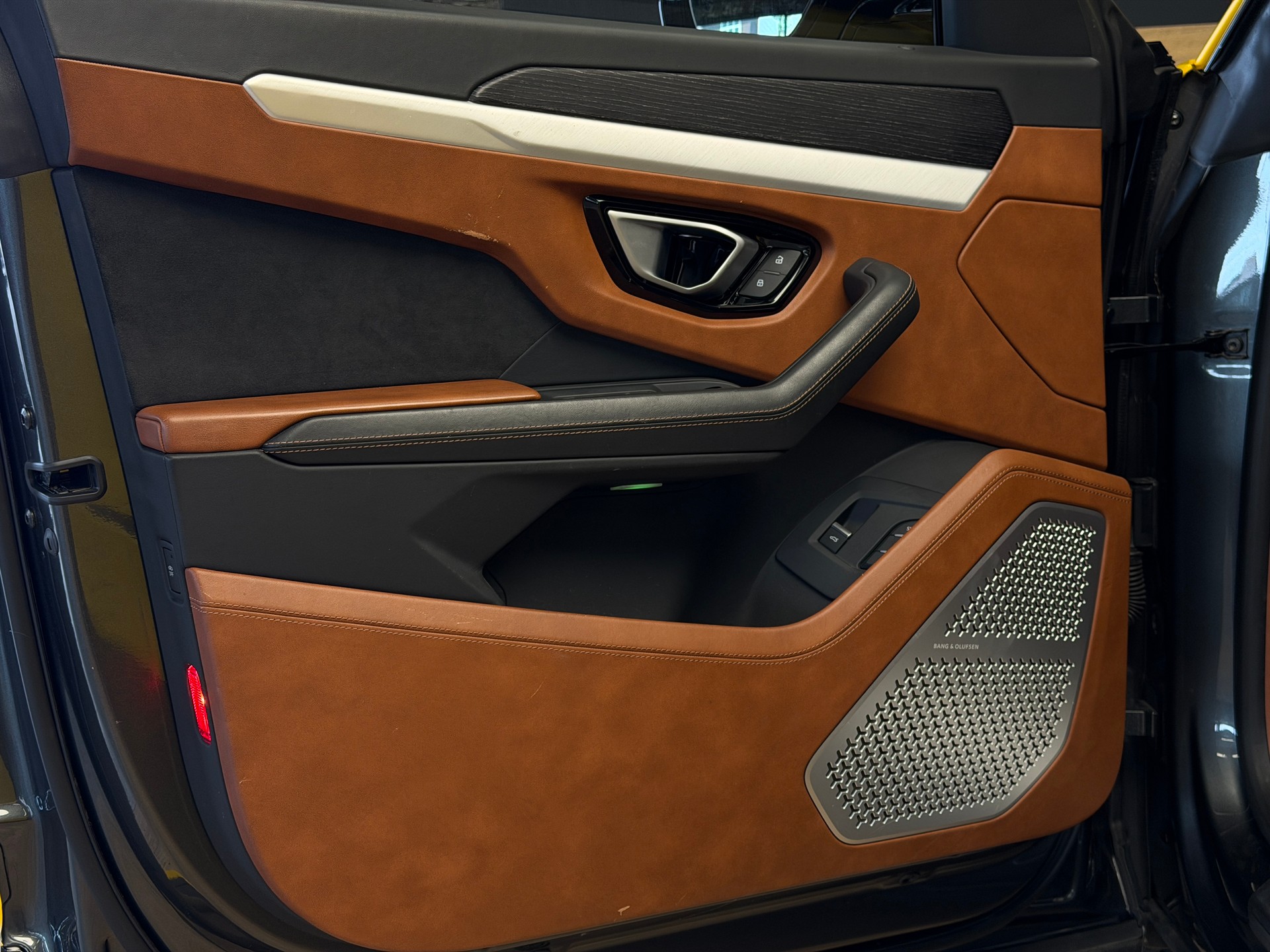 LAMBORGHINI Urus E-Gear-image-29