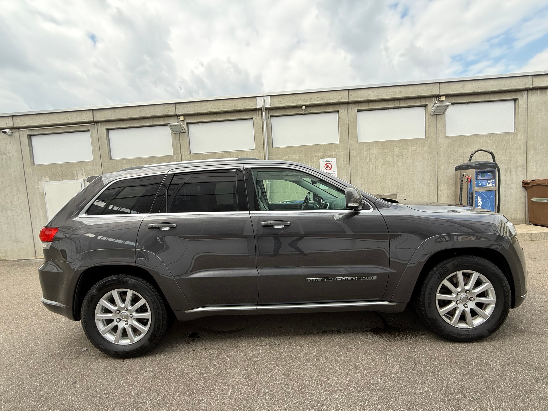 JEEP Grand Cherokee 5.7 V8 HEMI Summit Automatic-image-2
