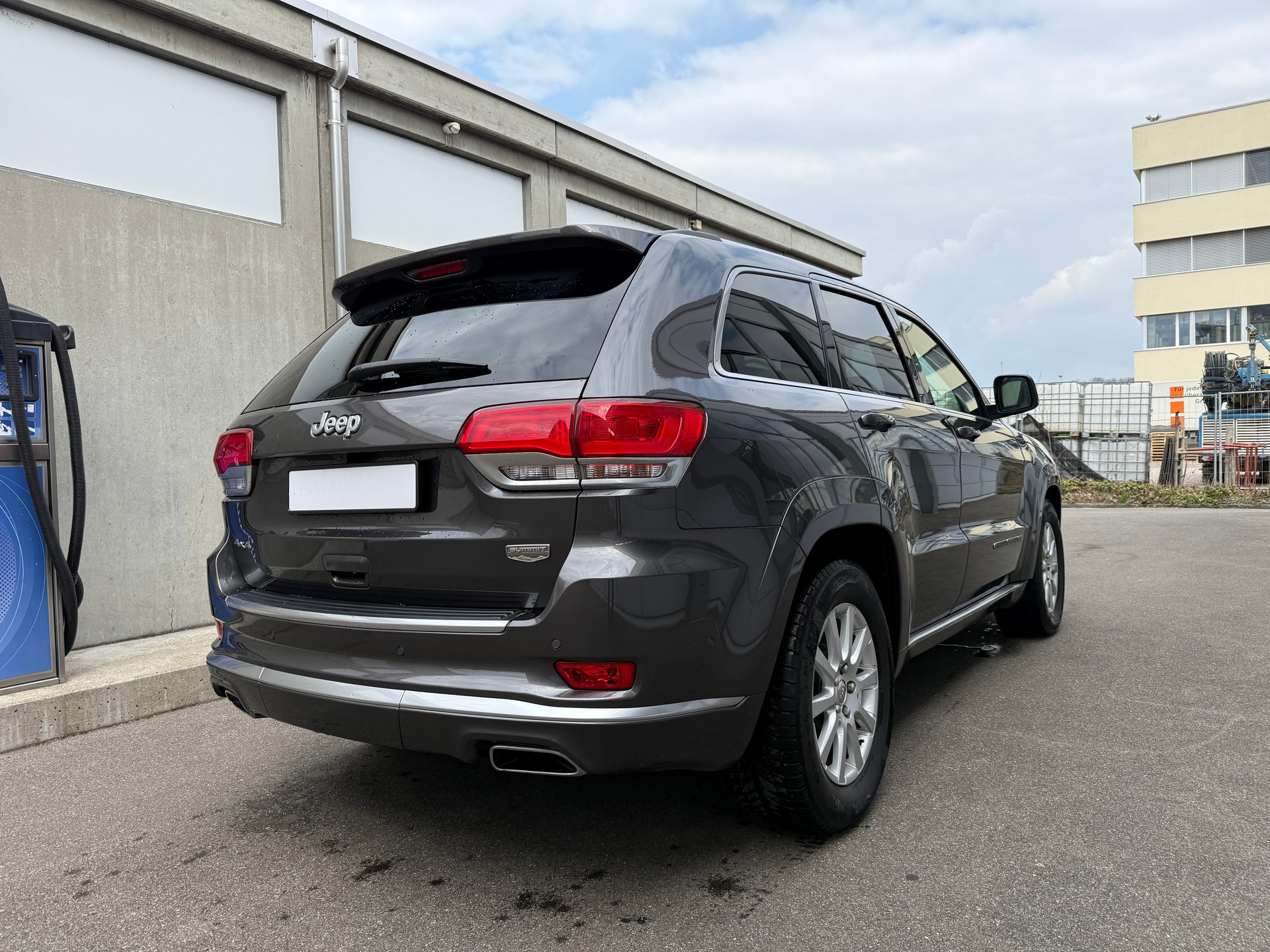 JEEP Grand Cherokee 5.7 V8 HEMI Summit Automatic-image-3