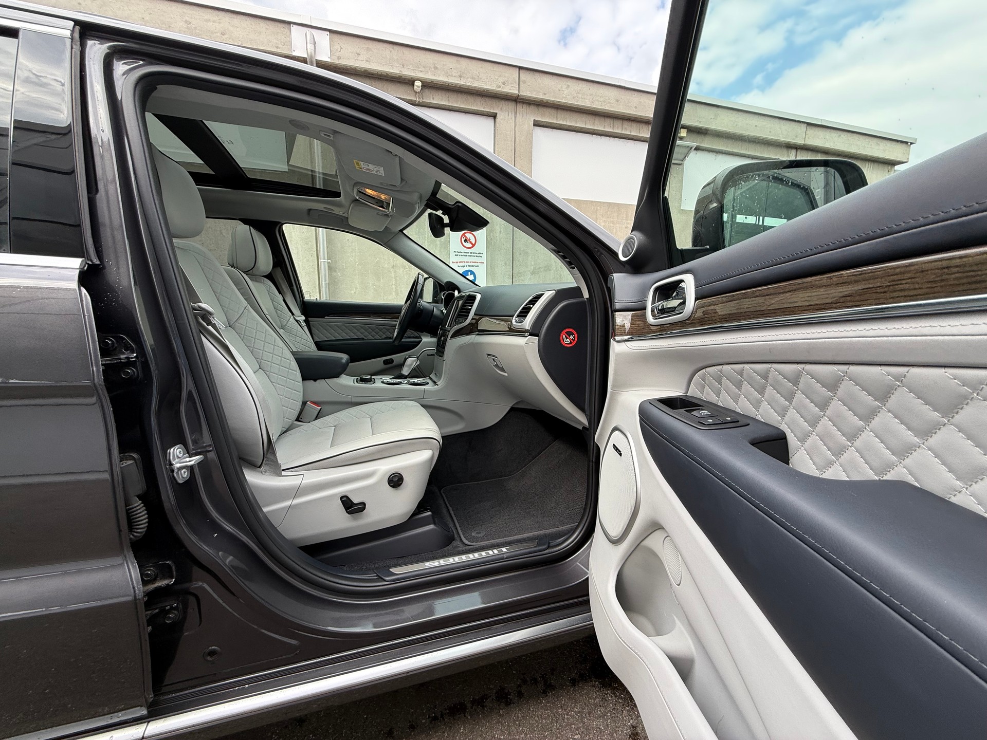 JEEP Grand Cherokee 5.7 V8 HEMI Summit Automatic-image-14